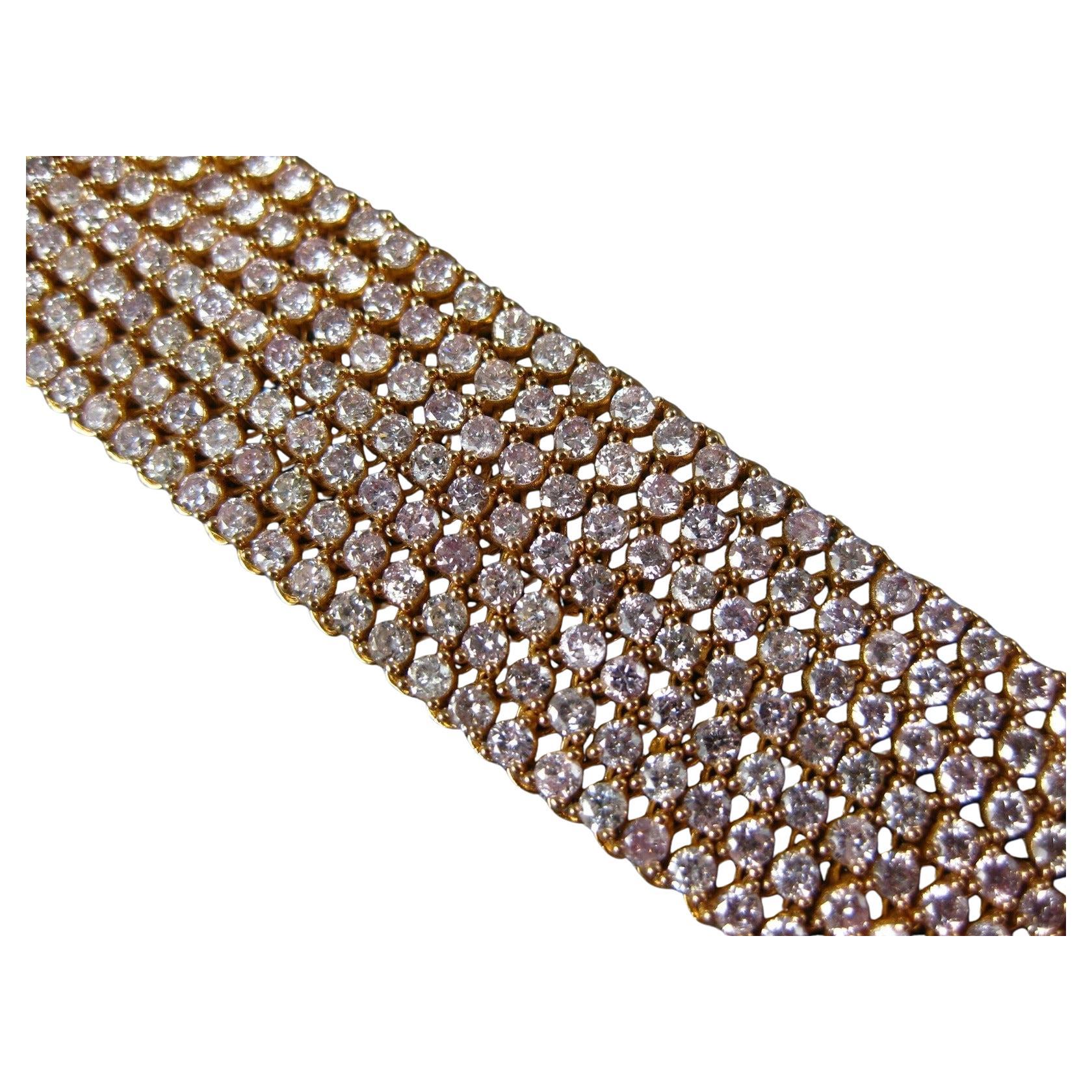 Bracciale da tennis a più file con diamanti rosa chiaro da 16 carati

Questo bracciale tennis largo, audace e lussuoso, è realizzato in oro rosa 18 carati con un sorprendente design tridimensionale a più file. Con ben 16 carati di diamanti rosa