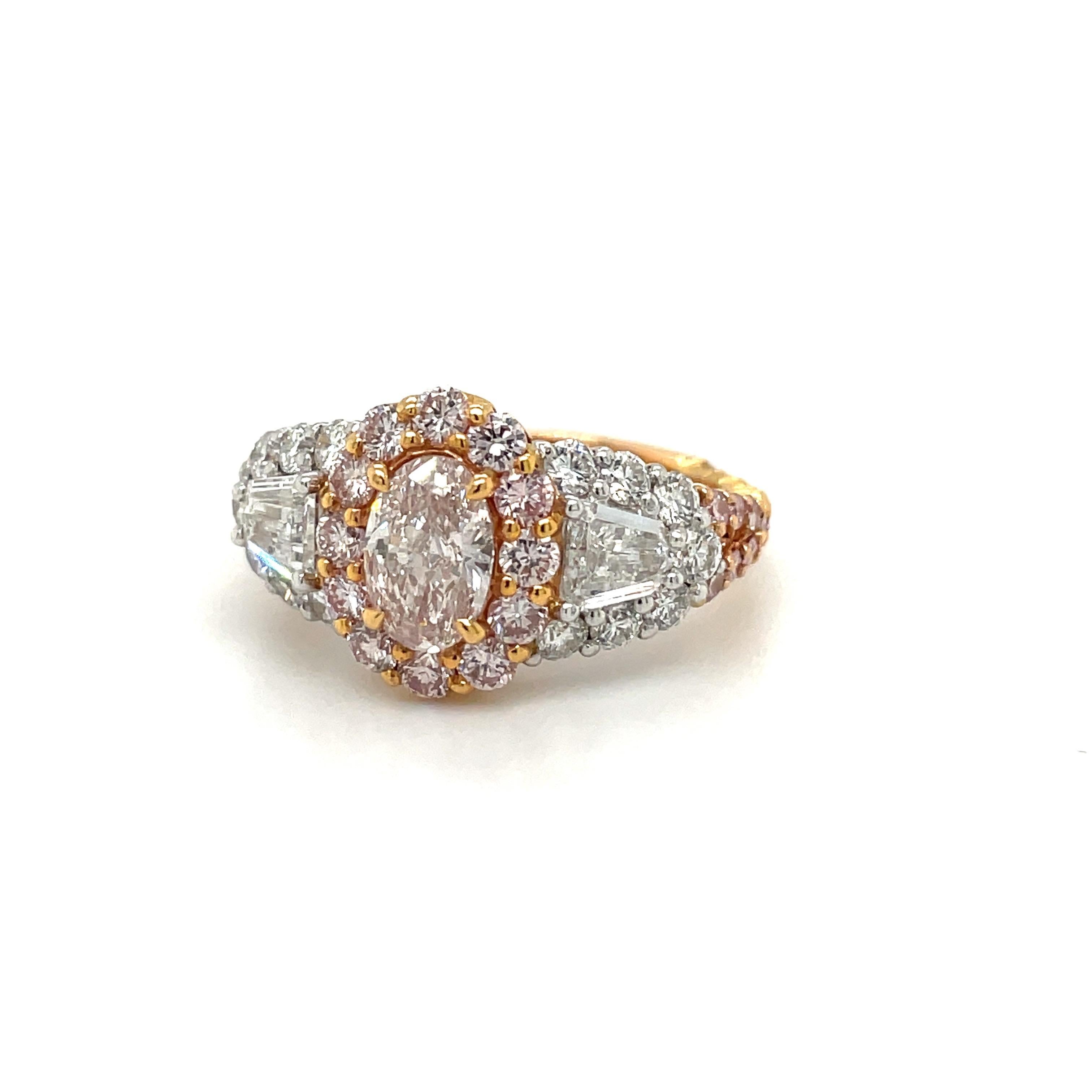 Anello con diamanti rosa chiaro e diamanti bianchi incastonati in oro rosa e platino in vendita 1