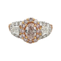 Bague en or rose et platine avec diamants rose clair de fantaisie et diamants blancs sertis