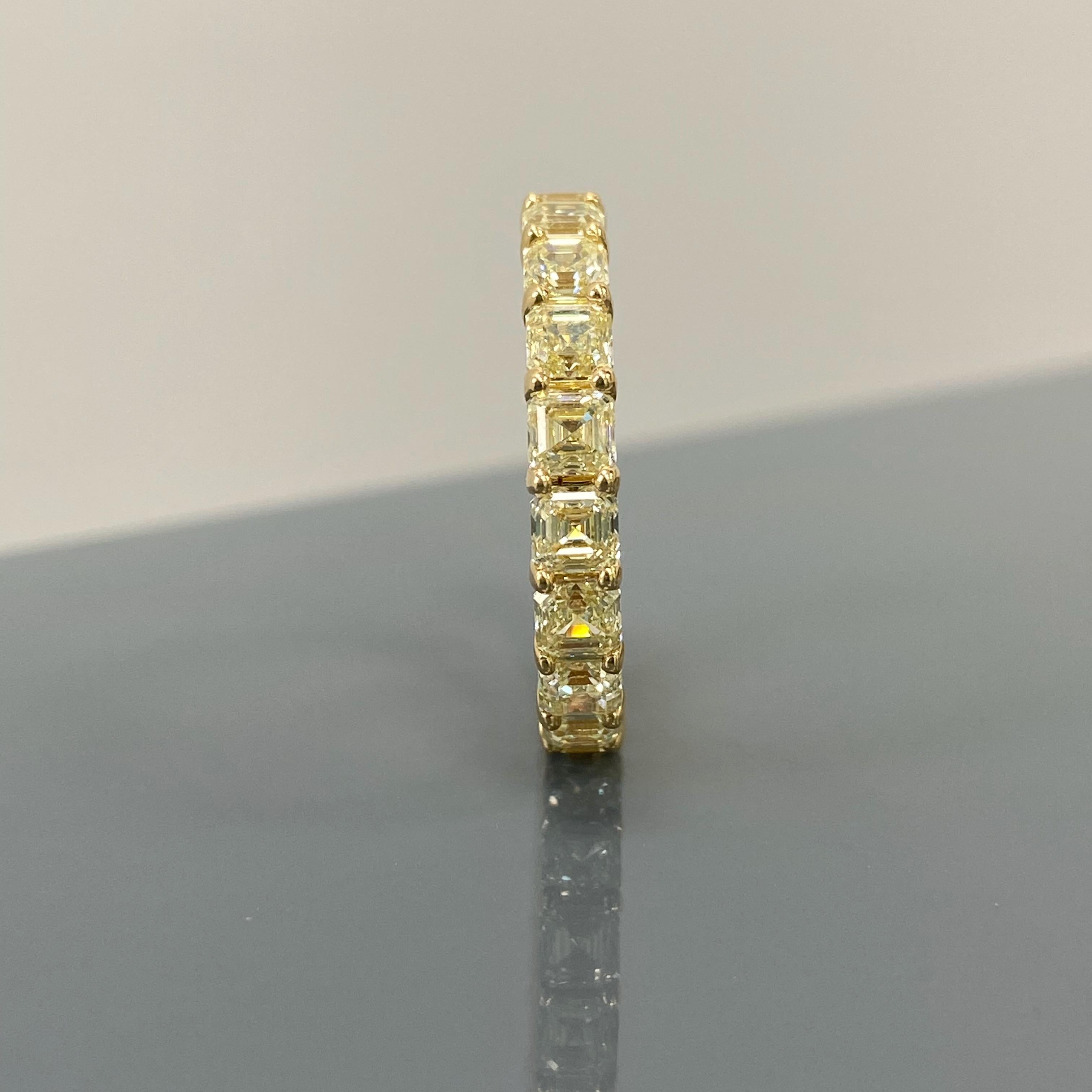 Zelebrieren Sie zeitlose Eleganz mit diesem gelben Ewigkeitsarmband mit Asscher-Schliff und einem durchgehenden Kreis aus sorgfältig aufeinander abgestimmten gelben Diamanten, Reinheit VS-VVS. Jeder Stein im Asscher-Schliff wird aufgrund seiner