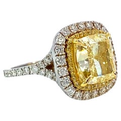 Anillo de diamantes en cojín amarillo claro fantasía
