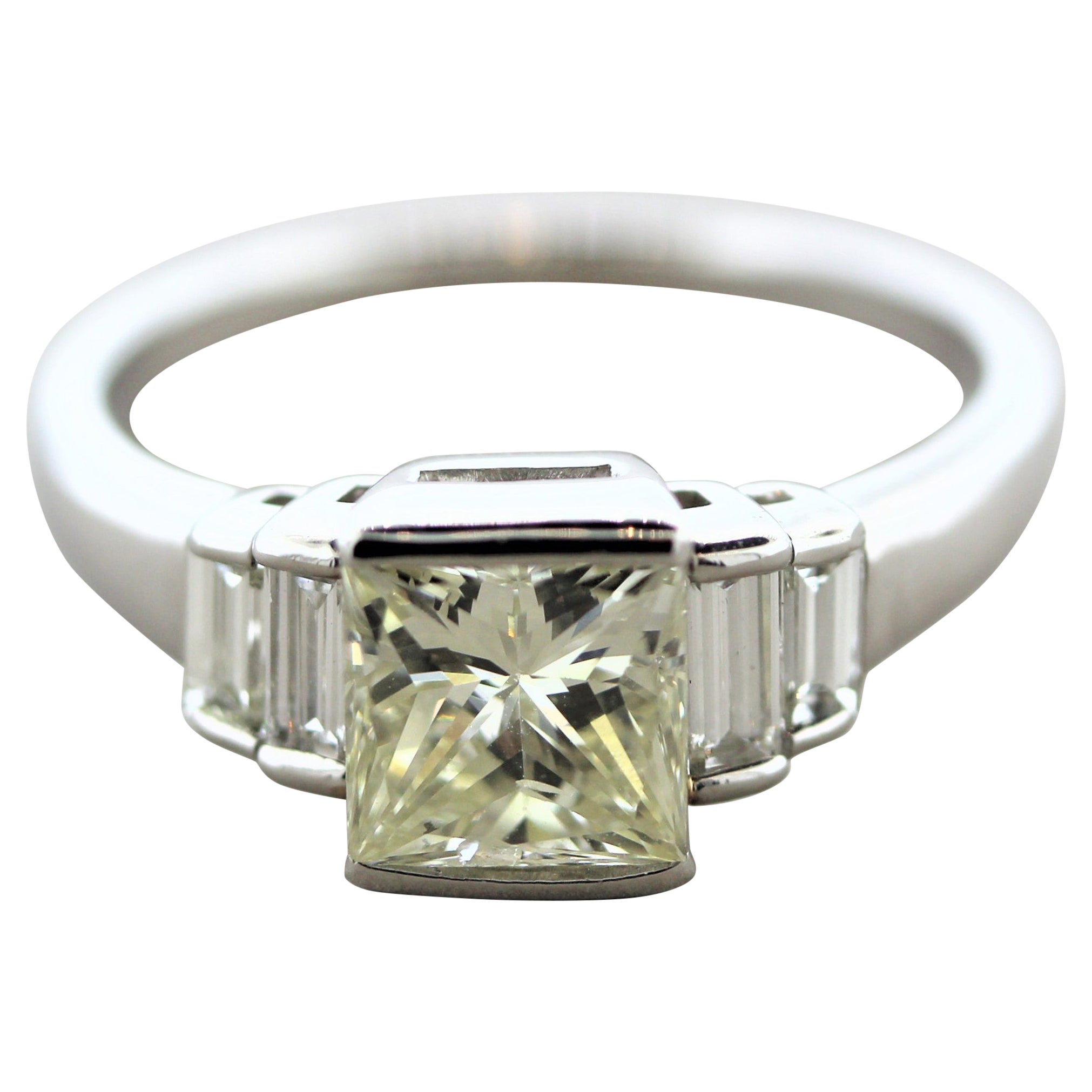 Anello di fidanzamento in platino con diamante giallo chiaro Fancy in vendita