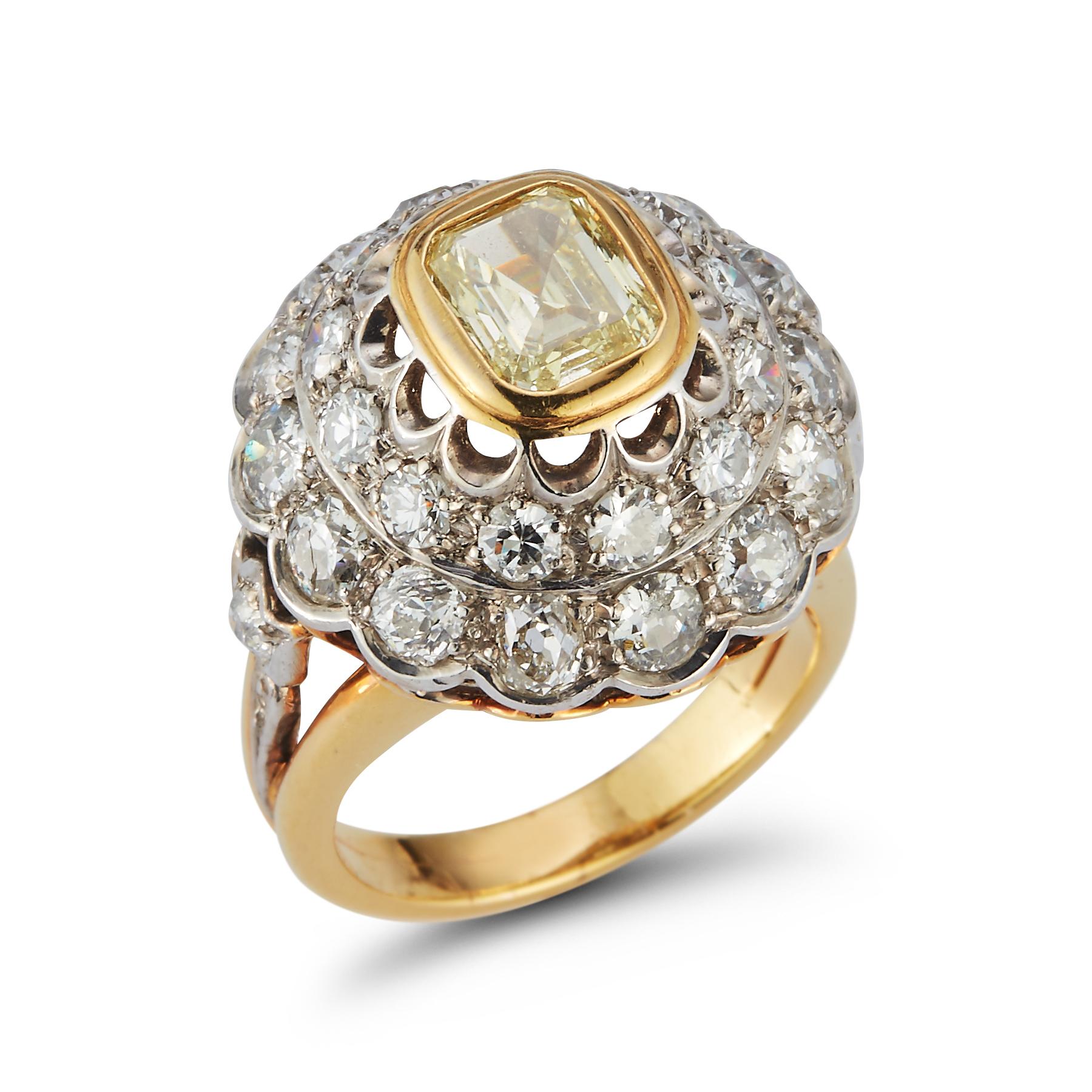 Ausgefallenes Licht  Gelber Ring mit Smaragdschliff und Diamant

Smaragdschliff Gewicht: ca  1.41 ct 

Gewicht der Diamanten:  etwa 2,78 ct 

Ringgröße: 6.25

Re sizable free of charge 

Gold-Typ: 18K Gelbgold 
