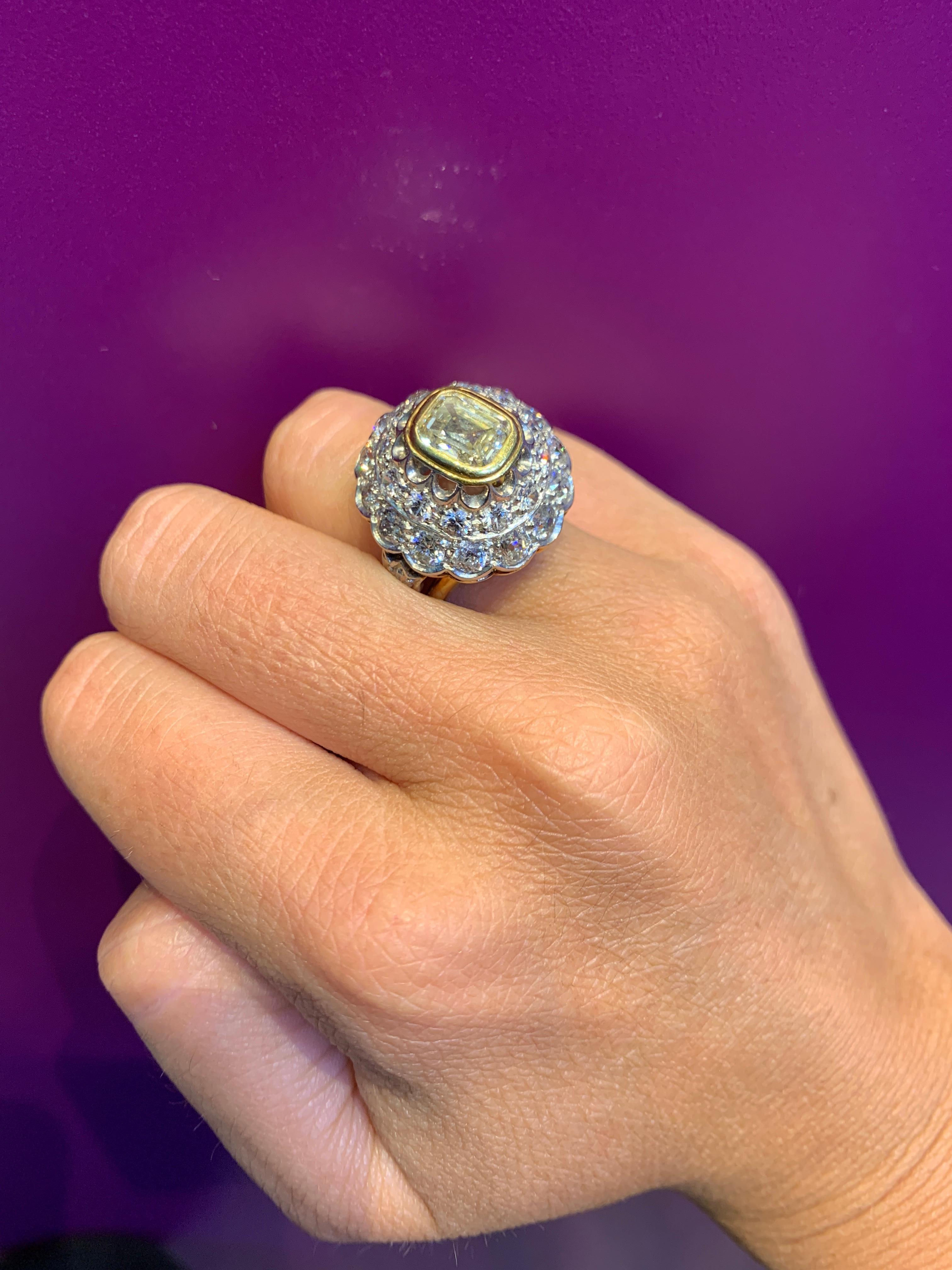 Hellgelber Ring mit Smaragdschliff und Diamant  im Zustand „Hervorragend“ im Angebot in New York, NY
