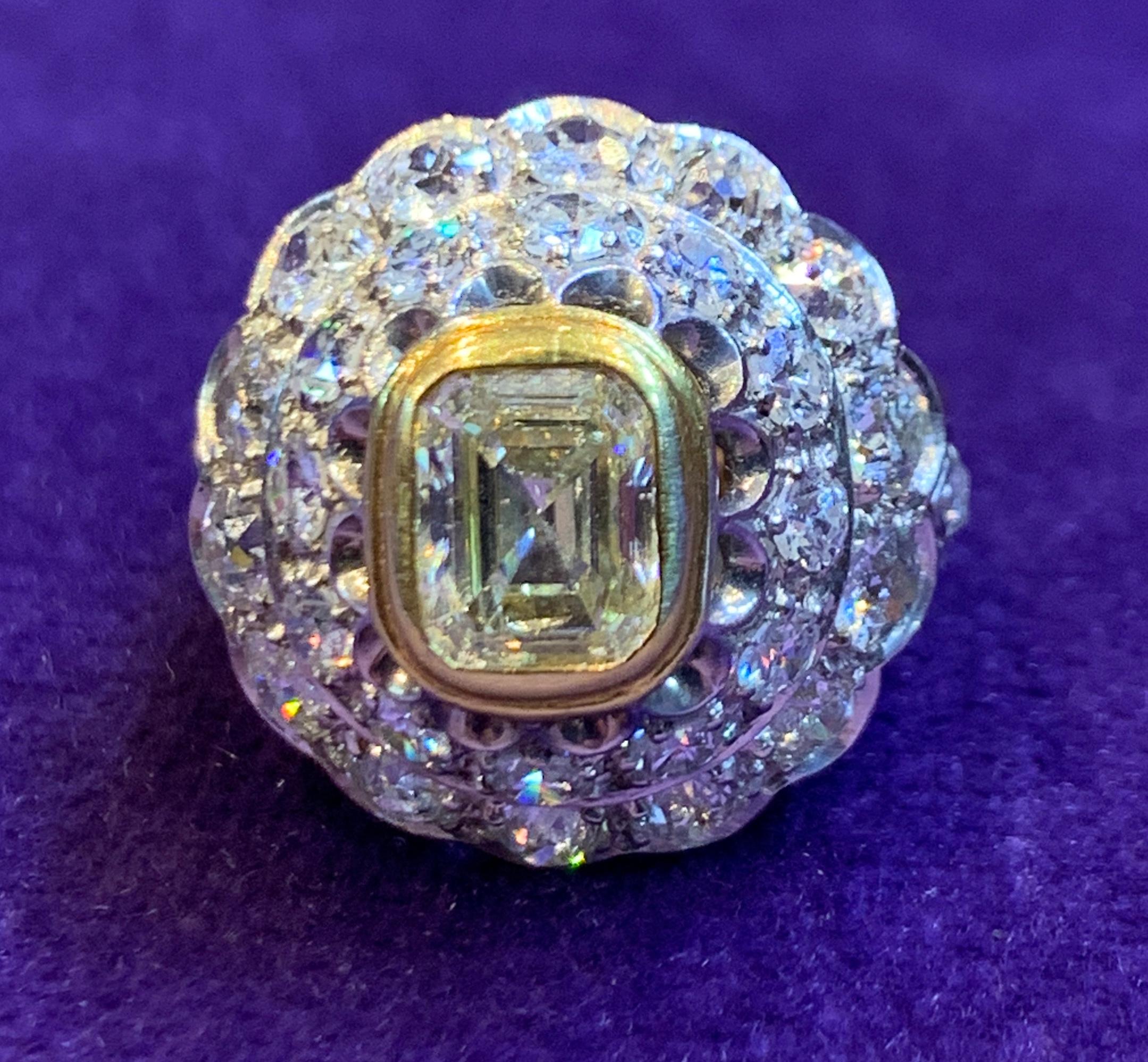 Hellgelber Ring mit Smaragdschliff und Diamant  im Angebot 1