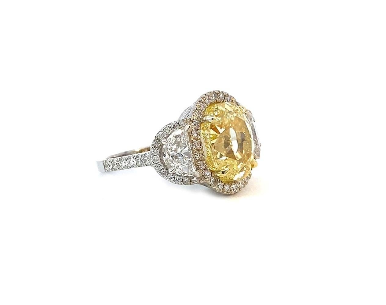 Taille ovale Bague fantaisie jaune clair et diamant ovale en vente