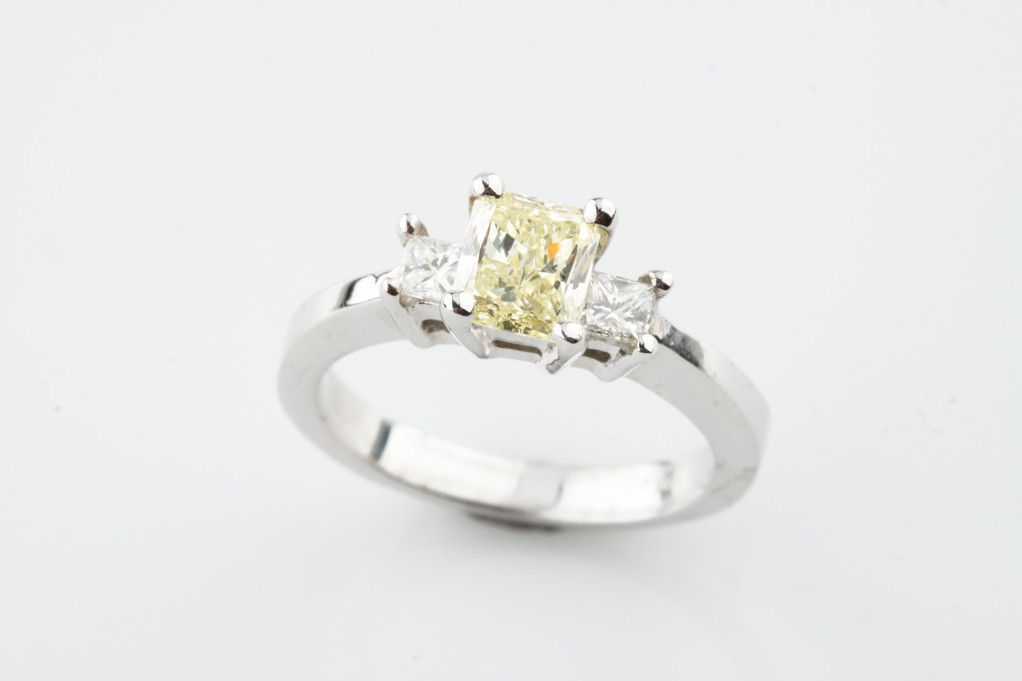 Eine elektronisch geprüfte 14KT Weißgold Damen gegossen Diamant Einheit Ring mit einem glänzenden Finish.
Der Zustand ist gut.
Erkennbar an der Kennzeichnung 
