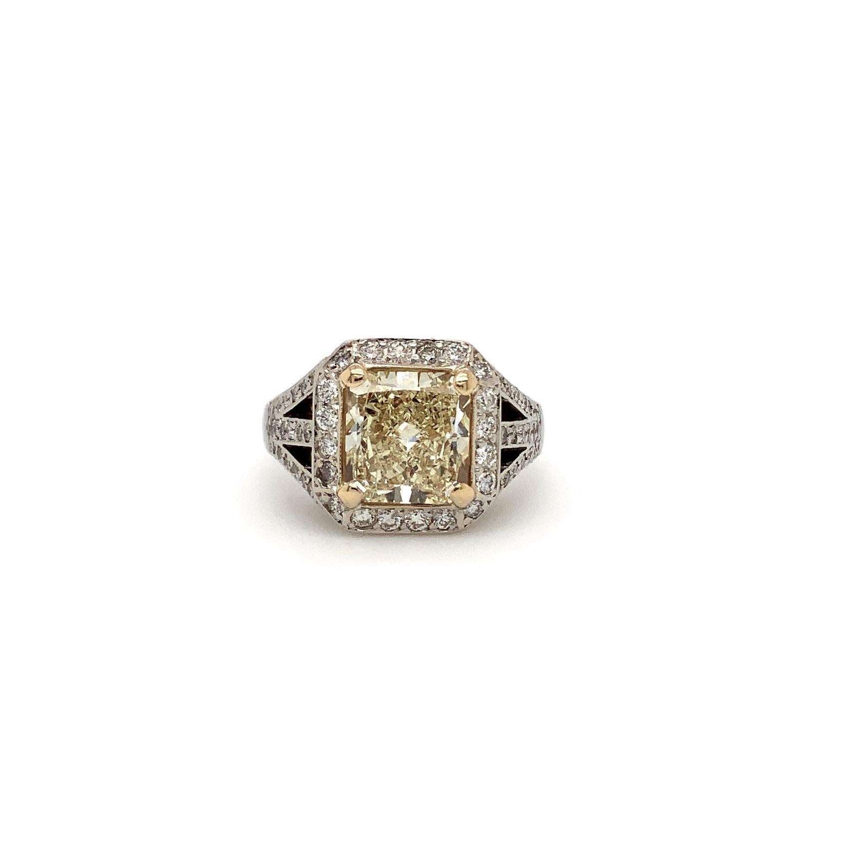 Art déco Bague de fiançailles jaune clair fantaisie, taille radiant et diamant blanc, 18K deux tons en vente