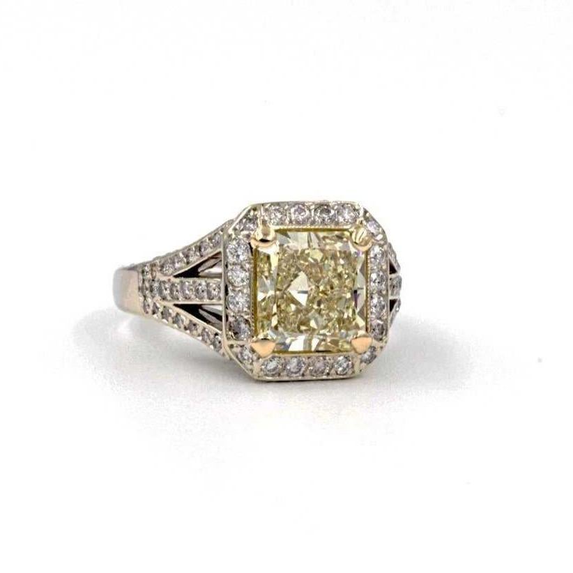 Taille radiant Bague de fiançailles jaune clair fantaisie, taille radiant et diamant blanc, 18K deux tons en vente