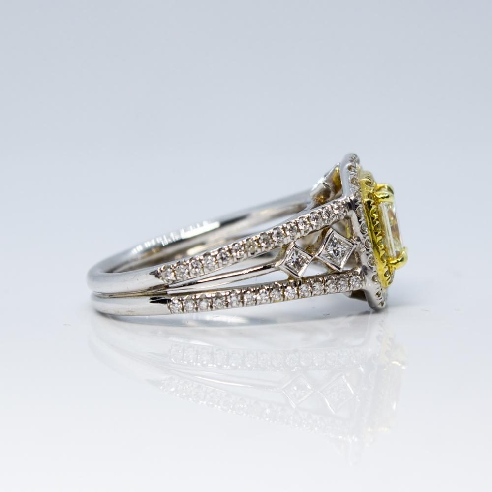 Anello in oro 18k con diamante giallo radiante e diamanti bianchi

Questo squisito anello in oro 18k ha al centro un diamante giallo radioso da 0,71 carati. Whiting è circondato da 0,55 carati di diamanti bianchi rotondi. L'anello, che pesa 5,7