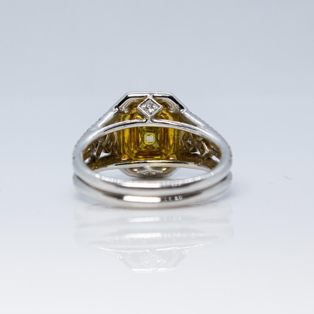 Taglio radiant Anello con diamante rotondo e radiante giallo chiaro fantasia in vendita