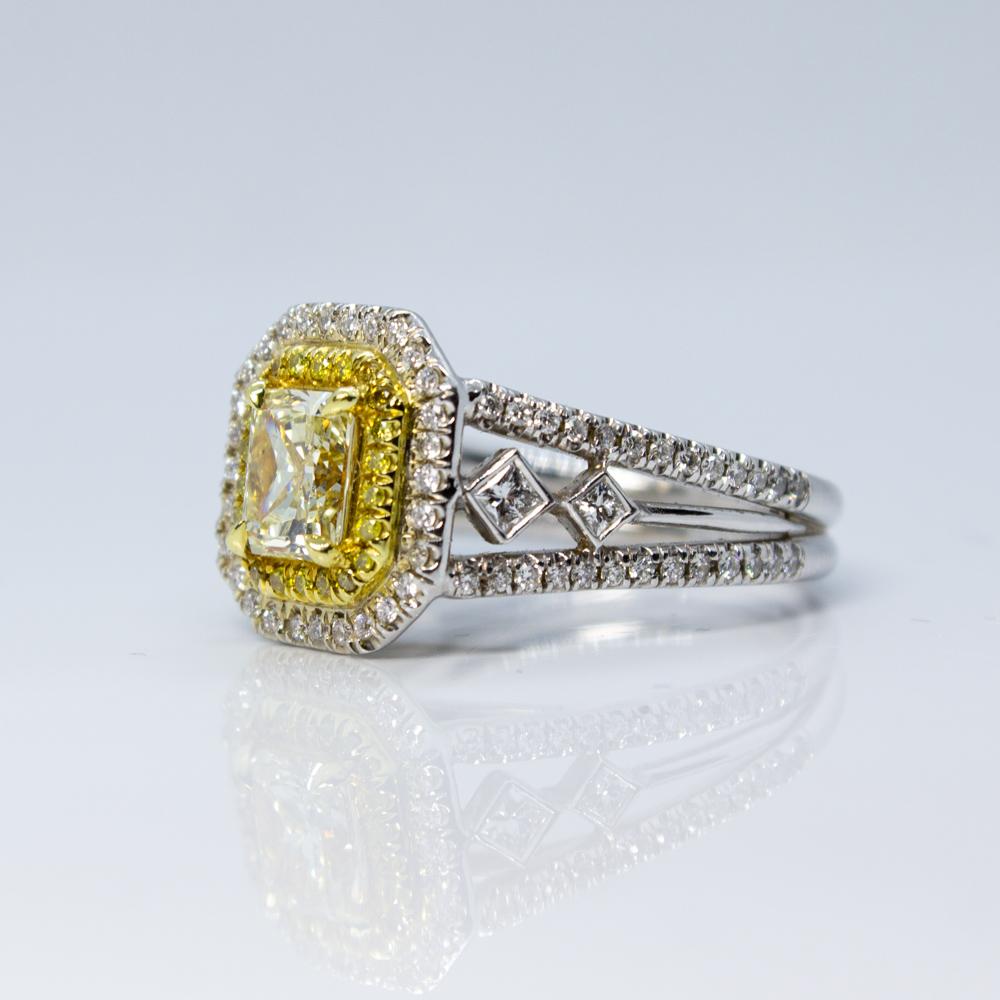 Anello con diamante rotondo e radiante giallo chiaro fantasia In condizioni ottime in vendita a Scottsdale, AZ