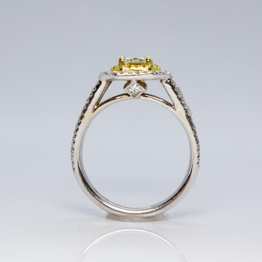 Donna Anello con diamante rotondo e radiante giallo chiaro fantasia in vendita