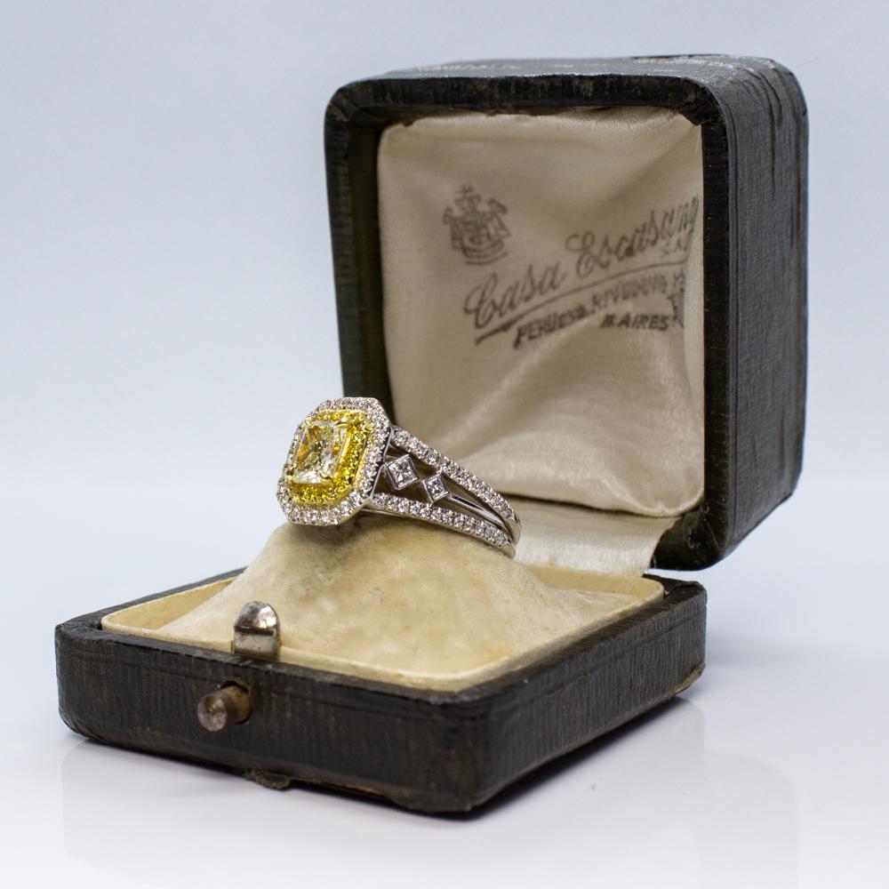 Anello con diamante rotondo e radiante giallo chiaro fantasia in vendita 1