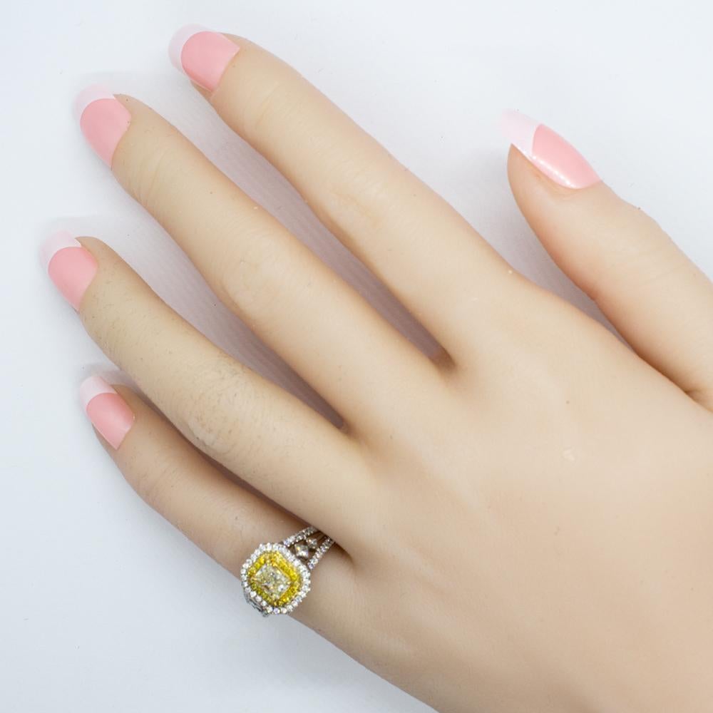 Anello con diamante rotondo e radiante giallo chiaro fantasia in vendita 2