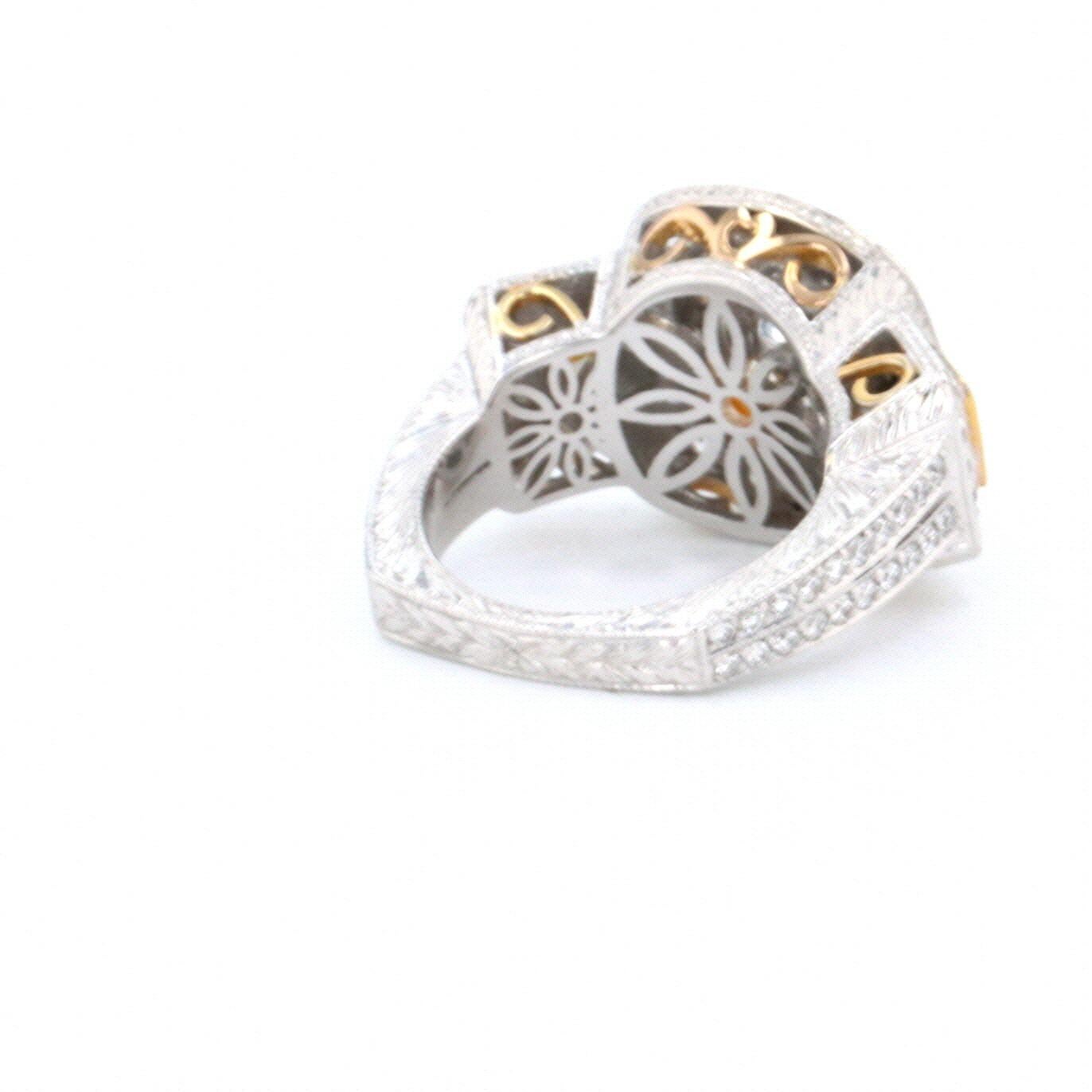 Fancy Hellgelber Diamantring mit drei Steinen und 5,69 Karat (Kissenschliff) im Angebot