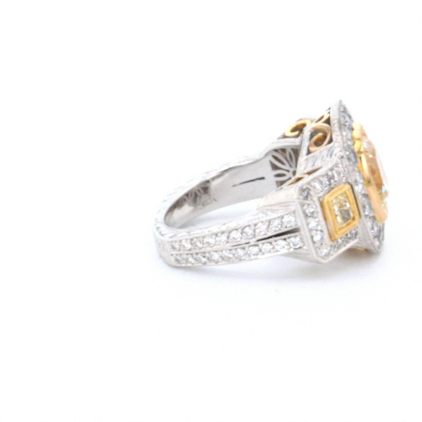 Fancy Hellgelber Diamantring mit drei Steinen und 5,69 Karat im Zustand „Neu“ im Angebot in San Dimas, CA