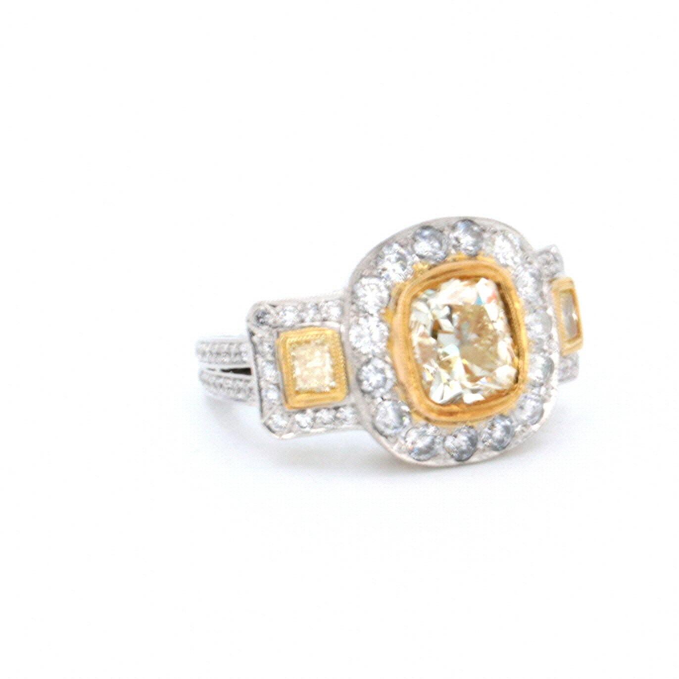 Fancy Hellgelber Diamantring mit drei Steinen und 5,69 Karat für Damen oder Herren im Angebot