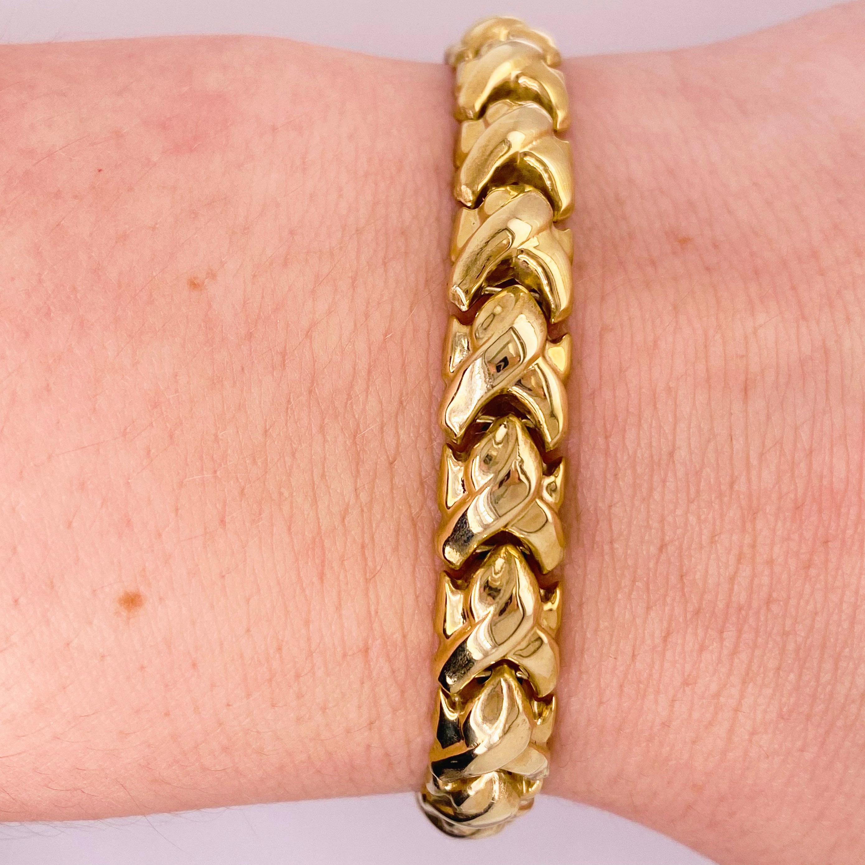 Il s'agit d'un bracelet à maillons fantaisie en or jaune 10 carats fait à la main ! Chaque maillon a été fait à la main et assemblé pour créer ce magnifique motif. Ce bracelet serait un excellent cadeau pour l'être aimé ou pour vous-même !
Vous