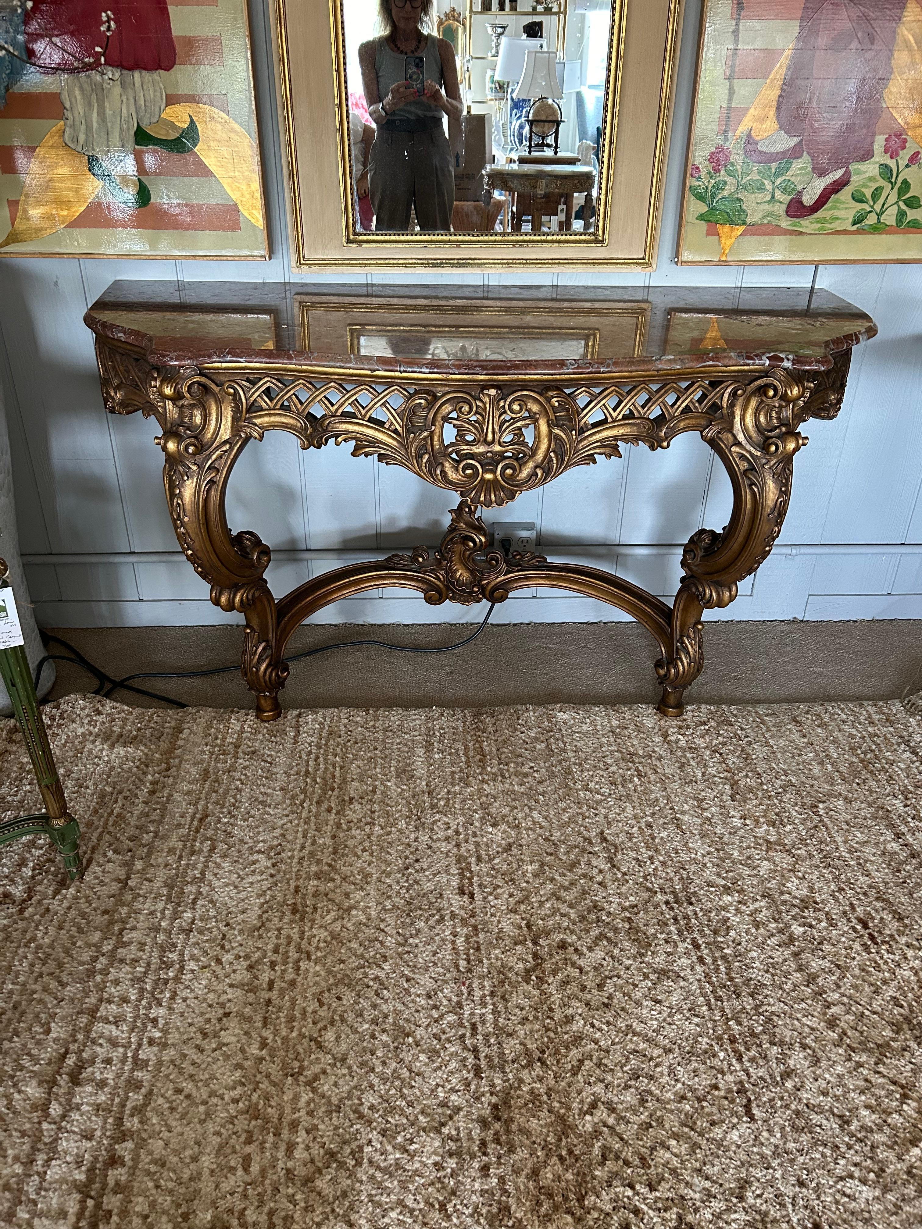 Francese Elegante console in legno intagliato e dipinto Luigi XV con piano in marmo smussato in vendita