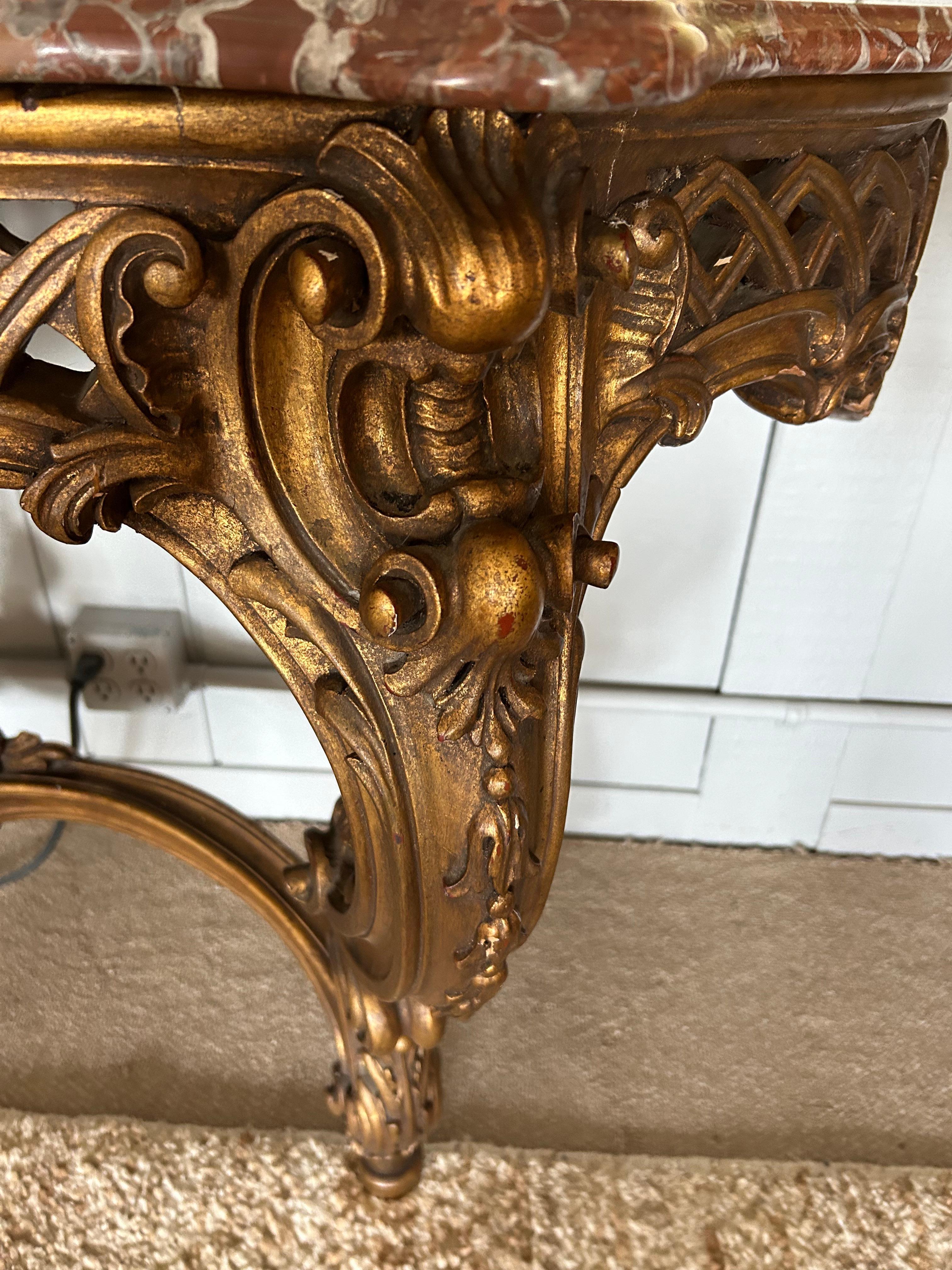Elegante console in legno intagliato e dipinto Luigi XV con piano in marmo smussato In condizioni buone in vendita a Hopewell, NJ