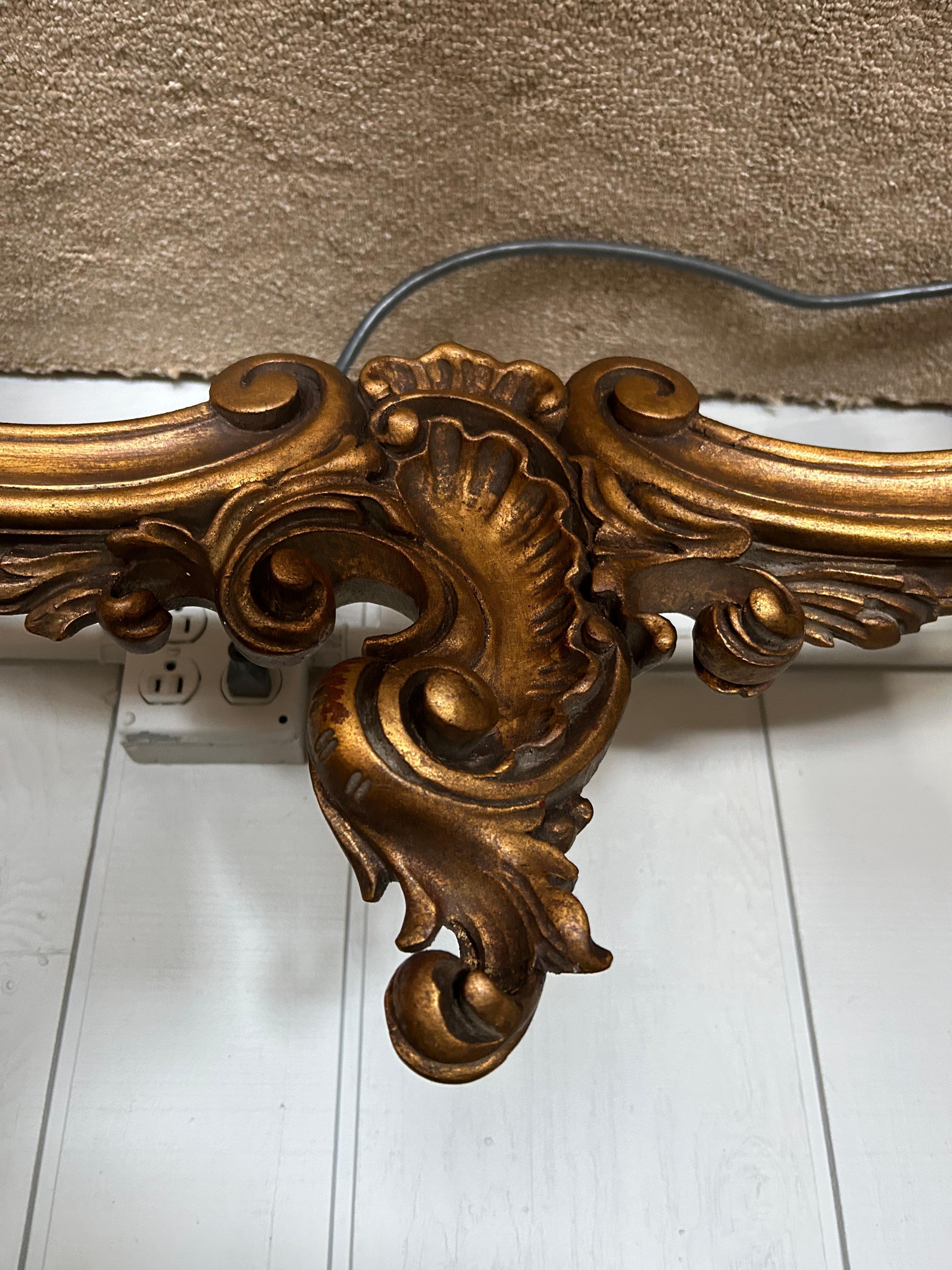 Metà XX secolo Elegante console in legno intagliato e dipinto Luigi XV con piano in marmo smussato in vendita
