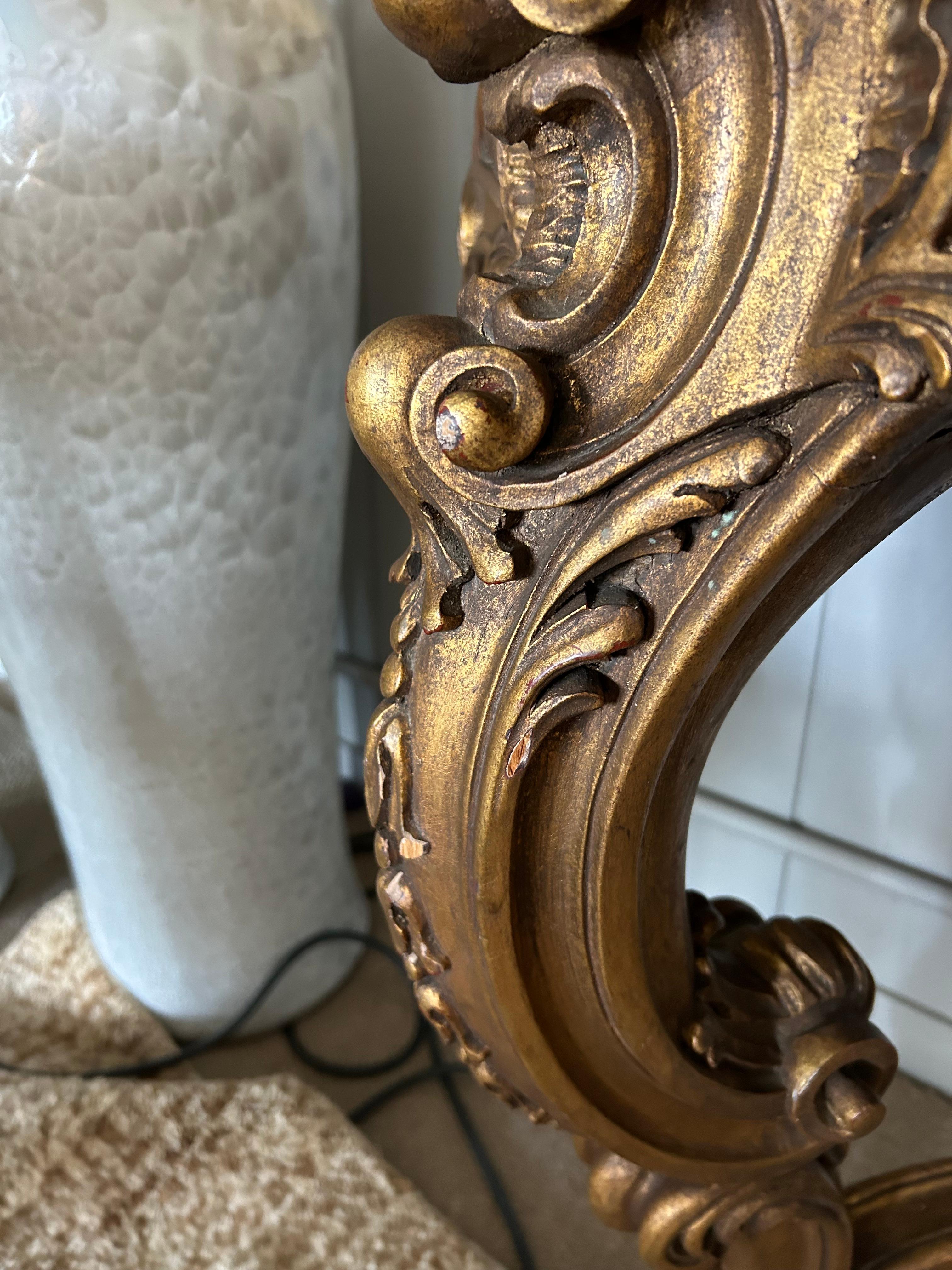 Marmo Elegante console in legno intagliato e dipinto Luigi XV con piano in marmo smussato in vendita