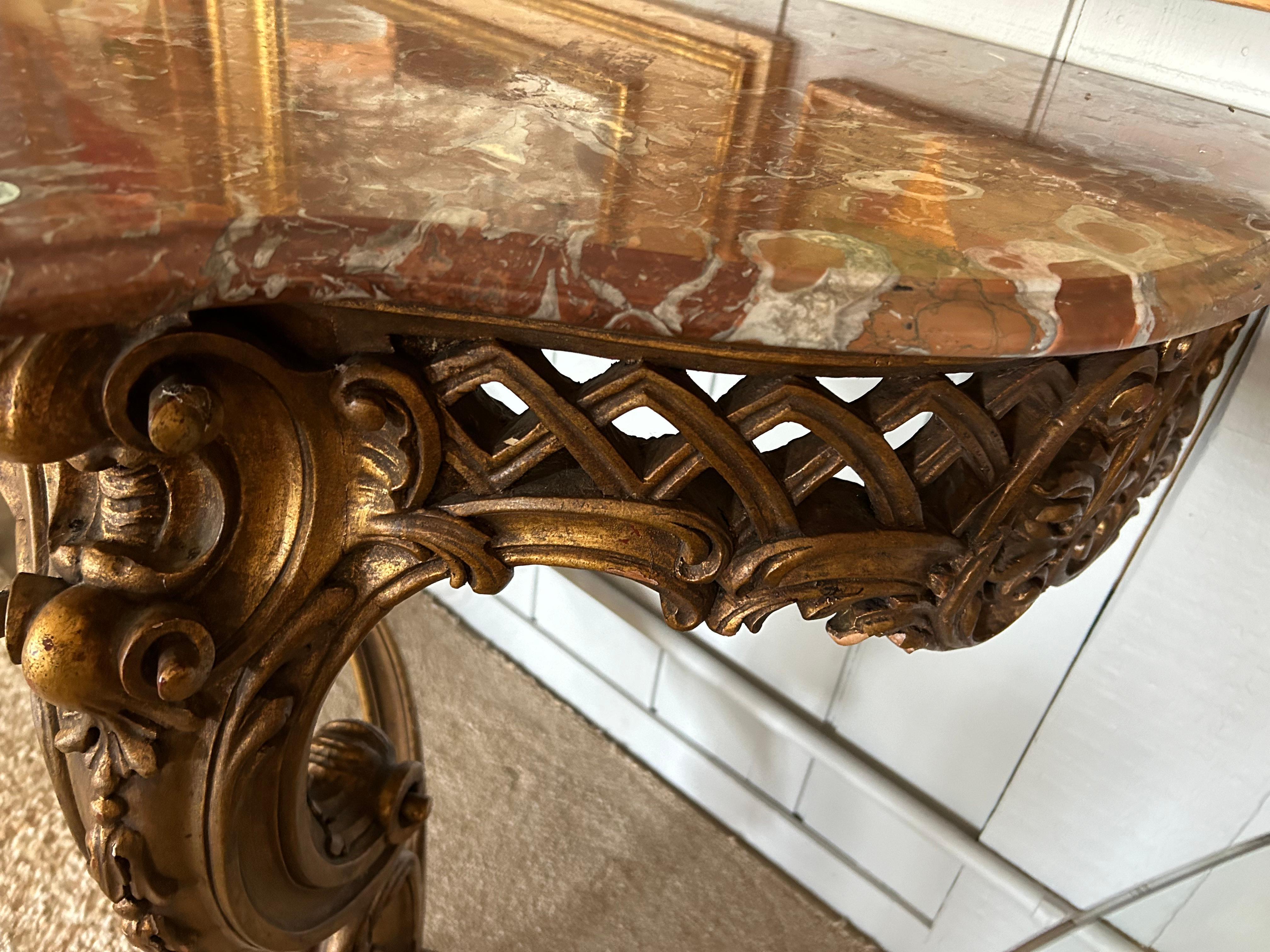 Elegante console in legno intagliato e dipinto Luigi XV con piano in marmo smussato in vendita 1