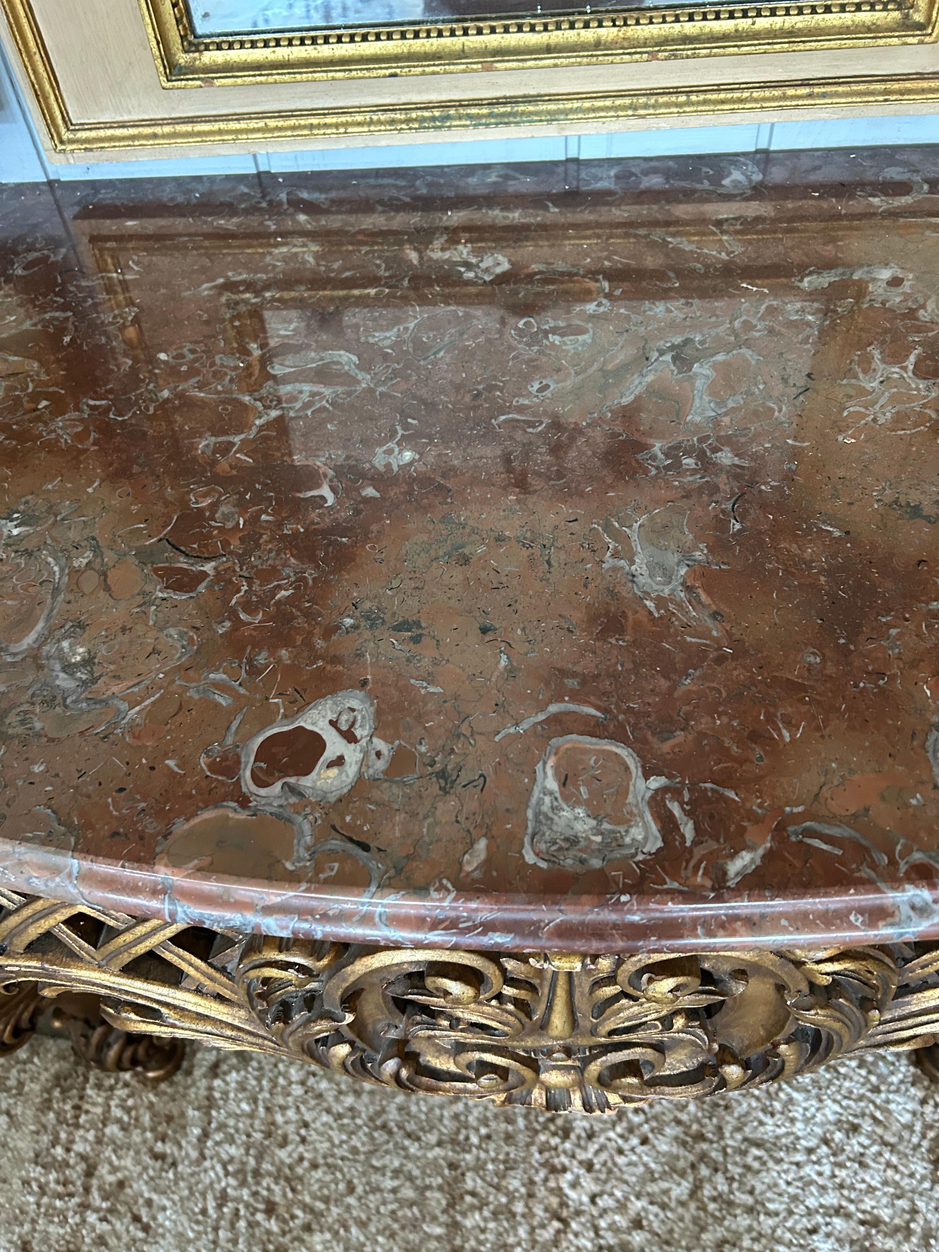 Elegante console in legno intagliato e dipinto Luigi XV con piano in marmo smussato in vendita 3