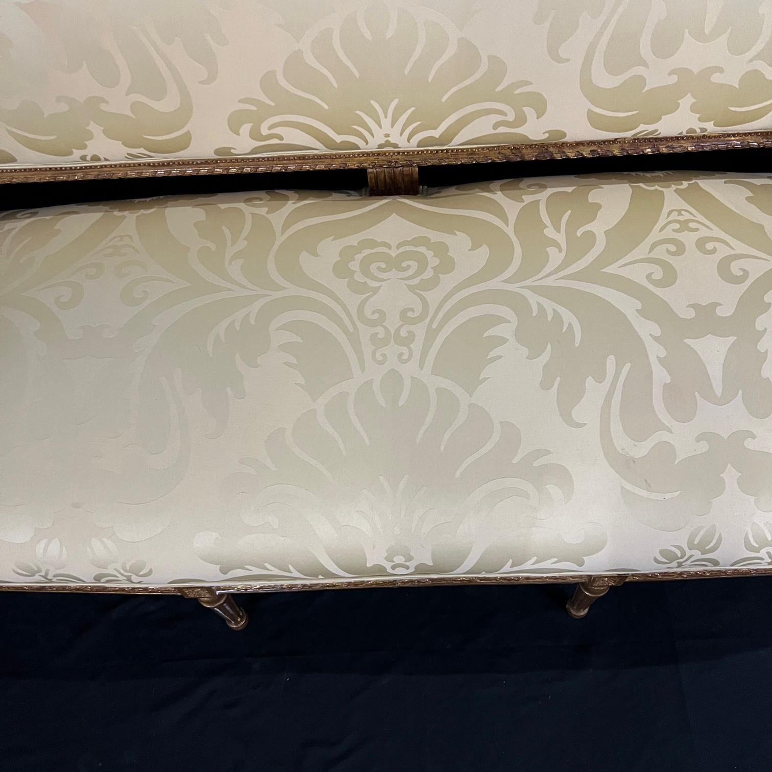 Fauteuil de canapé Louis XVI élégant en bois doré avec revêtement en soie neuf en vente 4