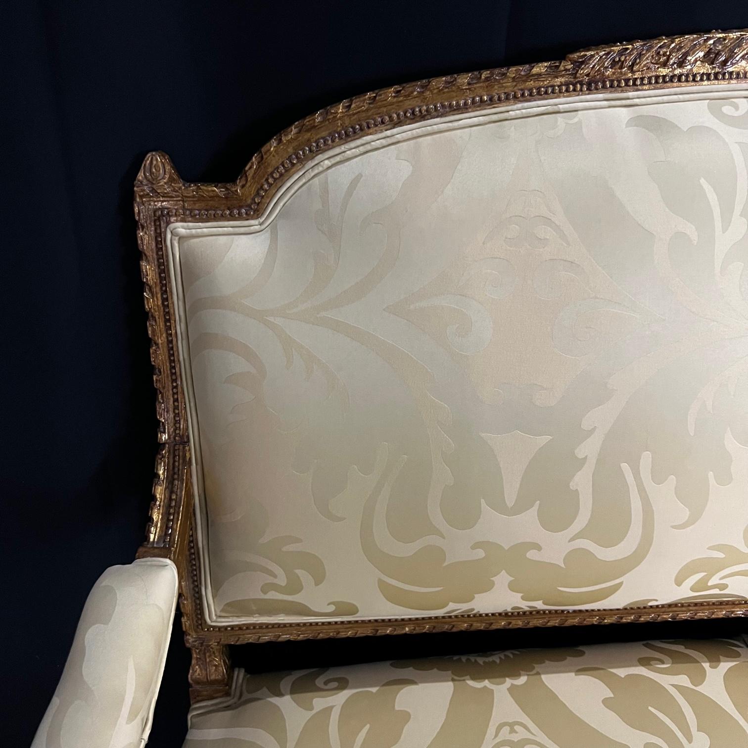 Fauteuil de canapé Louis XVI élégant en bois doré avec revêtement en soie neuf Bon état - En vente à Hopewell, NJ