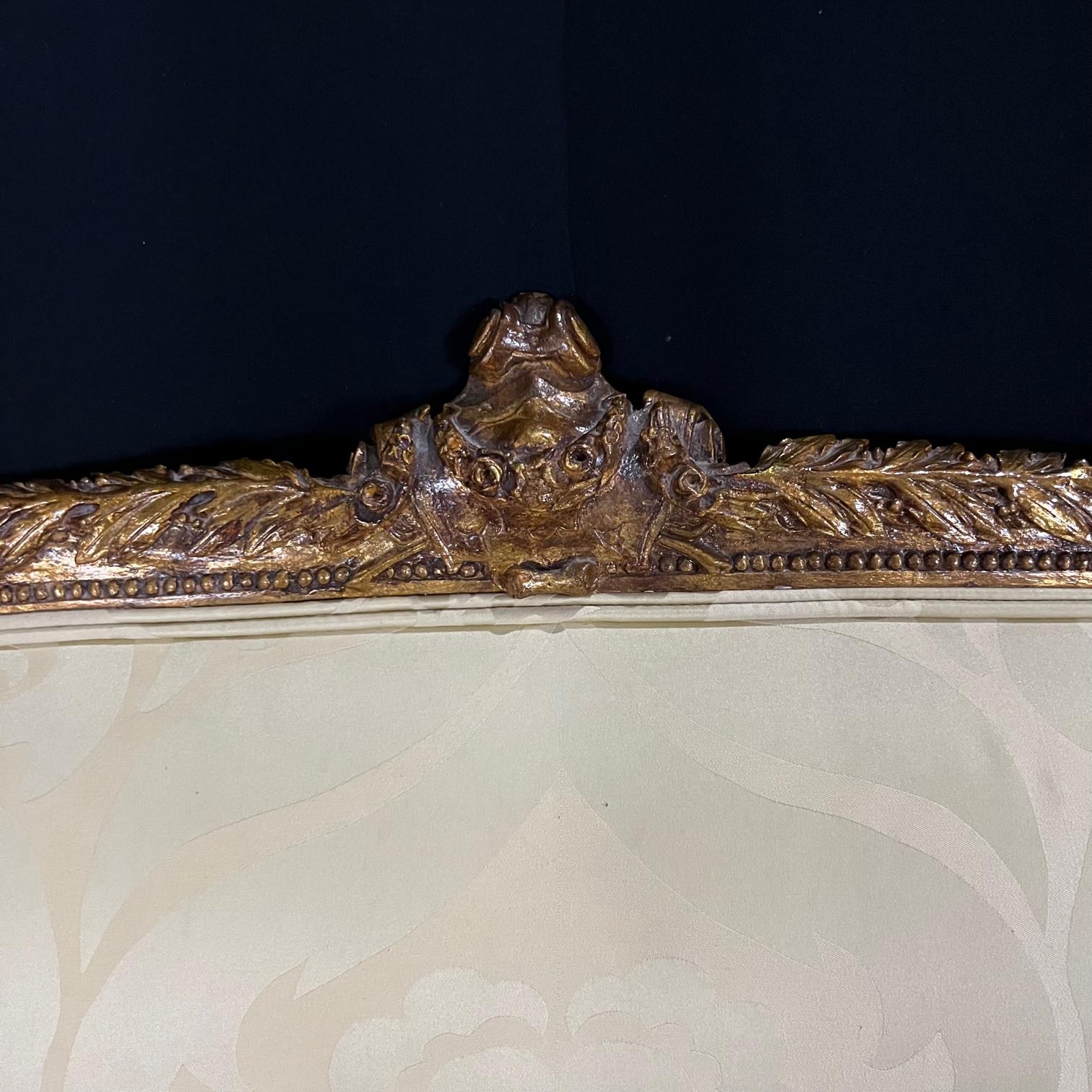 Fancy Louis XVI Giltwood Sofa Loveseat mit New Silk Polsterung im Zustand „Gut“ im Angebot in Hopewell, NJ