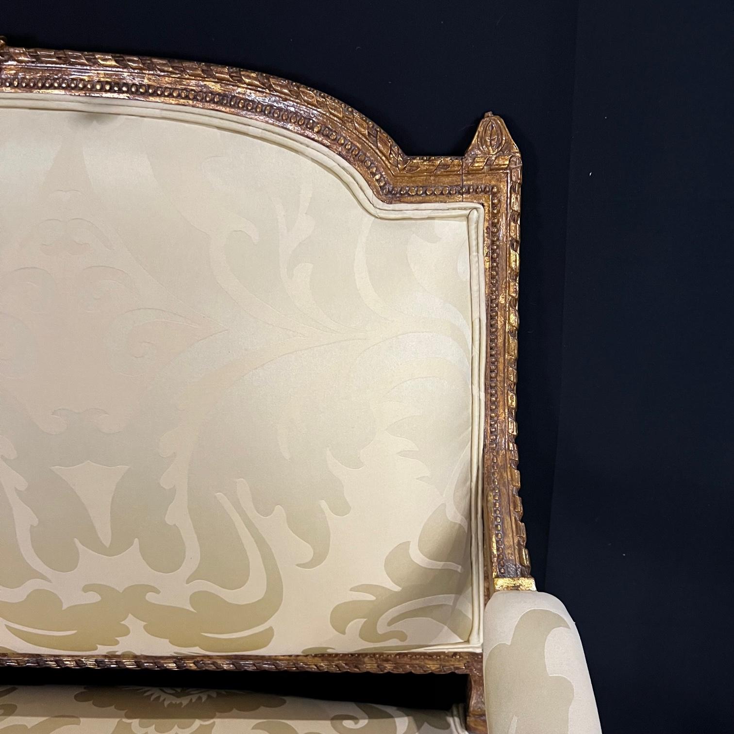 Tissu d'ameublement Fauteuil de canapé Louis XVI élégant en bois doré avec revêtement en soie neuf en vente