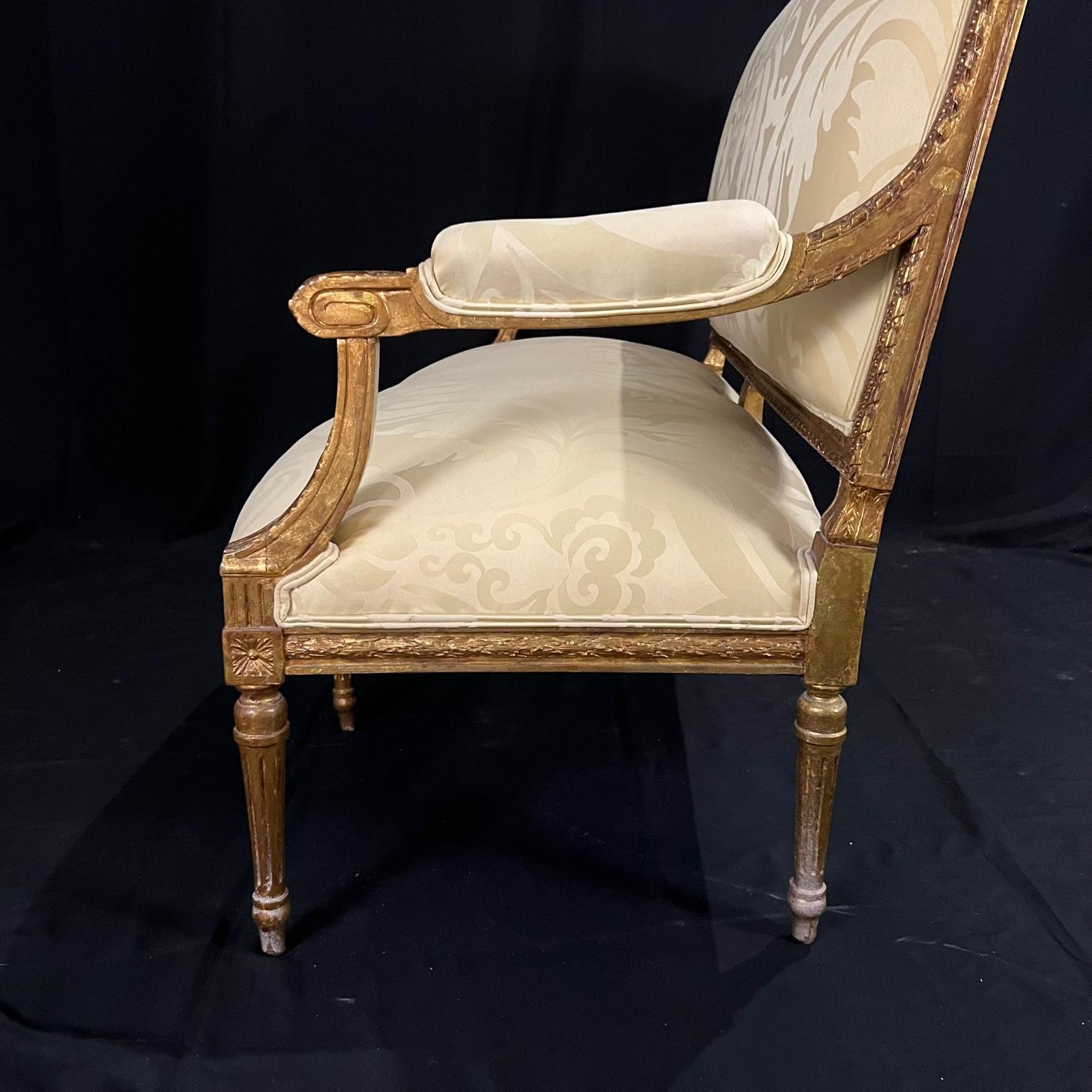 Fauteuil de canapé Louis XVI élégant en bois doré avec revêtement en soie neuf en vente 2