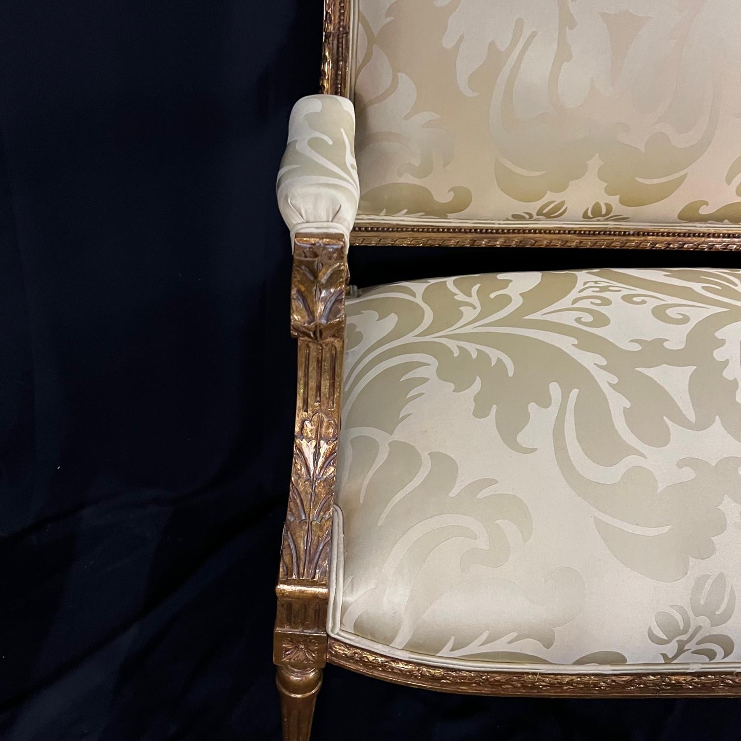 Fauteuil de canapé Louis XVI élégant en bois doré avec revêtement en soie neuf en vente 3