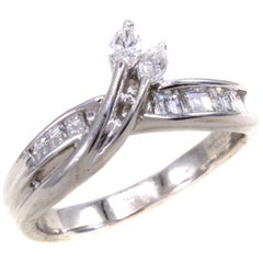 Platinring mit ausgefallenem Marquiseschliff und Baguette-Diamant