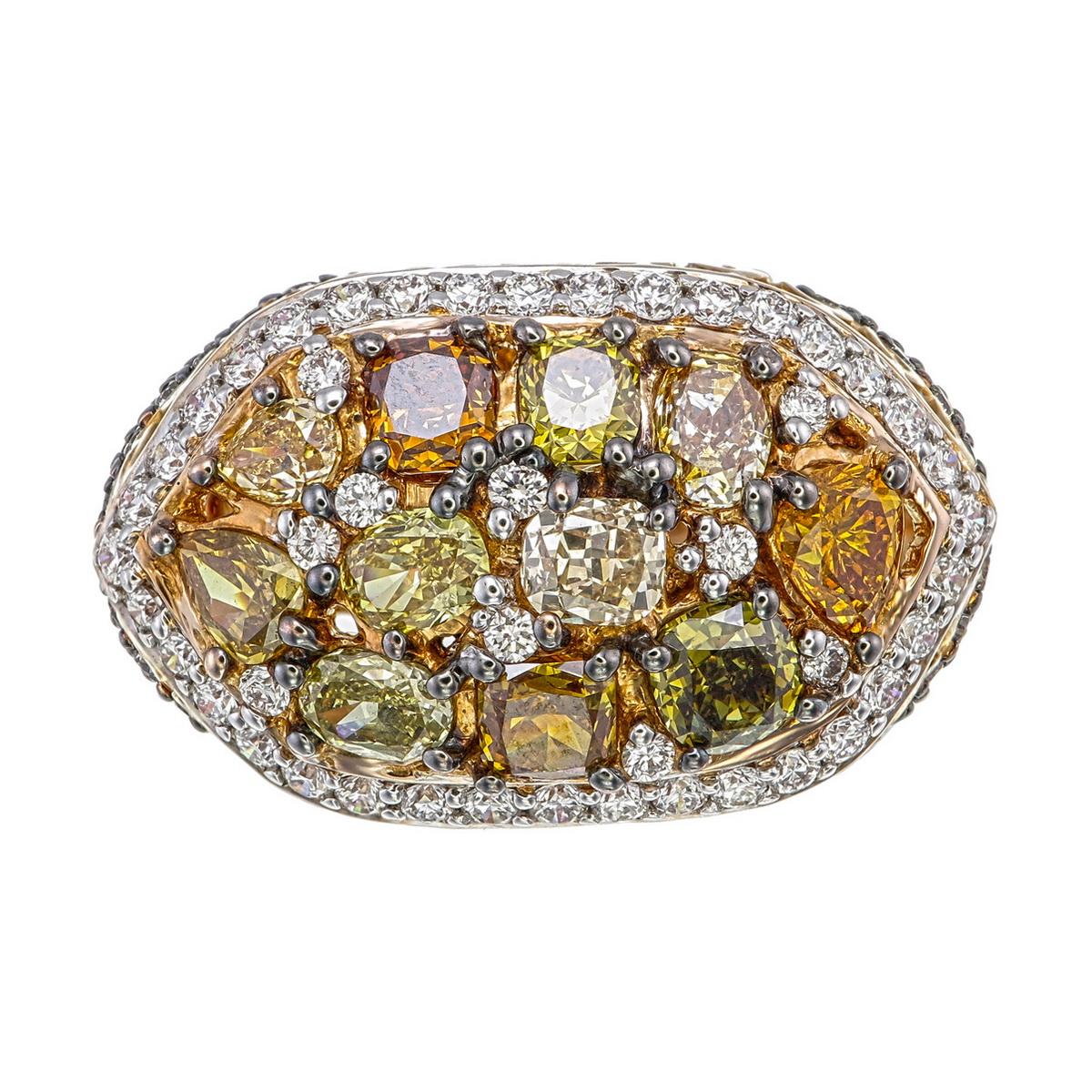 Dieser strahlende Fancy-Mixed-Color-Diamantring ist ein auffälliges und durchdachtes Schmuckstück, das kräftige Farben, raffinierte Handwerkskunst und zeitlose Eleganz miteinander verbindet.

Das Herzstück dieses Rings ist ein kunstvolles