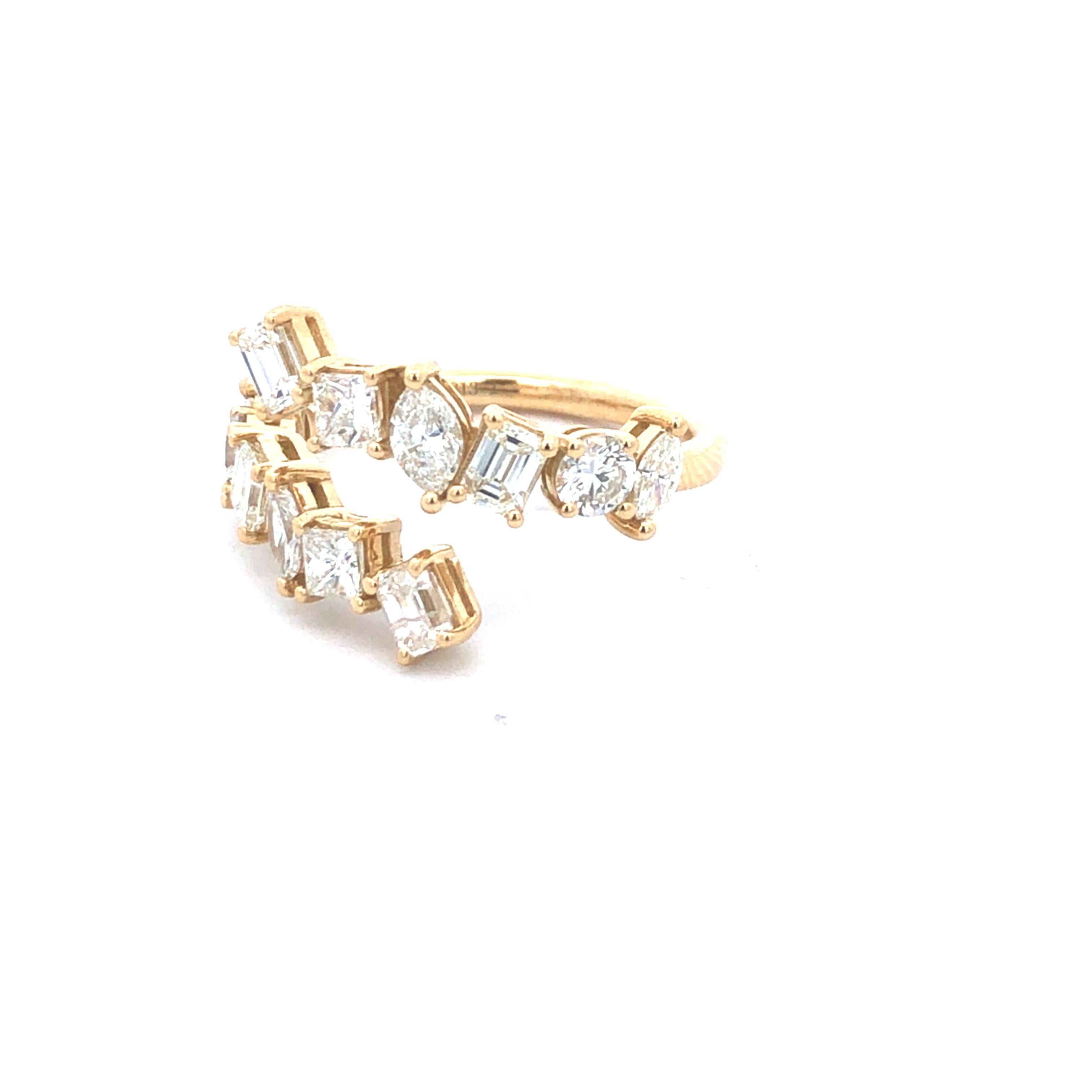 Dieser exquisite Ring ist ein atemberaubendes Beispiel für Kunstfertigkeit und Handwerkskunst. Das Stück ist aus luxuriösem 18-karätigem Gelbgold gefertigt und strahlt Raffinesse und zeitlose Eleganz aus. Sein einzigartiger Wrap-around-Stil zeichnet