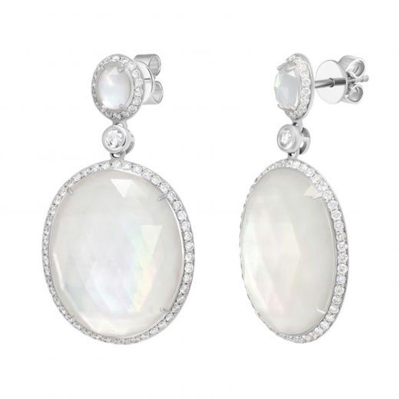 Orecchini in oro bianco 14K 
Diamante 132-RND 57-0,26-4/6A 
Madreperle 4-10, 38 ct
Strass 4-23,18 1/1
Strass 2-RND-0,18 1/1A 
Peso 14,1


Con un patrimonio di antiche tradizioni di alta gioielleria svizzera, NATKINA è un marchio di gioielli con sede