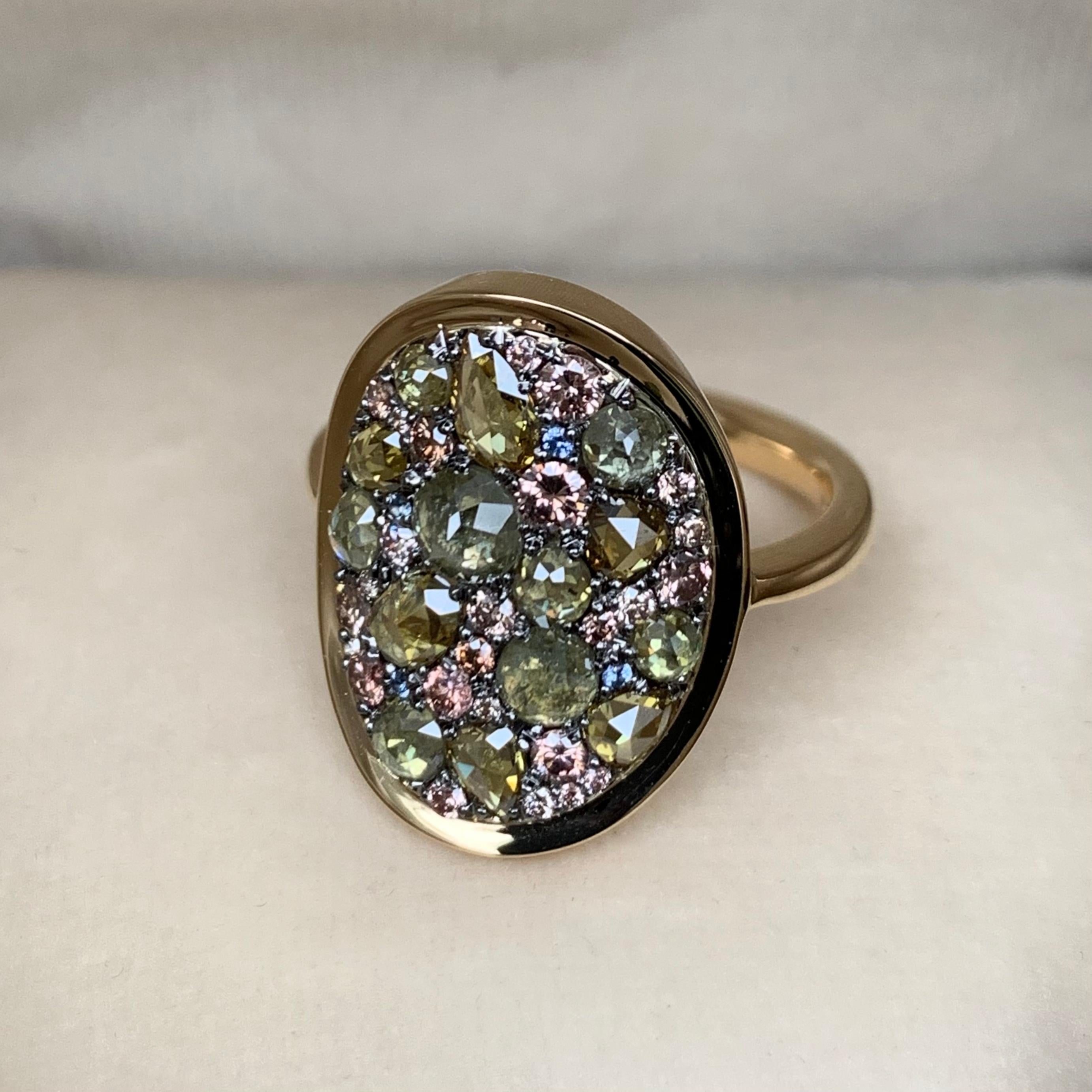 One of a kind ring handmade in Belgium by jewellery artist Joke Quick. Diamonds in different cut shapes and colours are set like a mosaic. Ring in 18K yellow gold 6 g & blackened sterling silver ( 2,1 g )(The stones are set on silver to create a