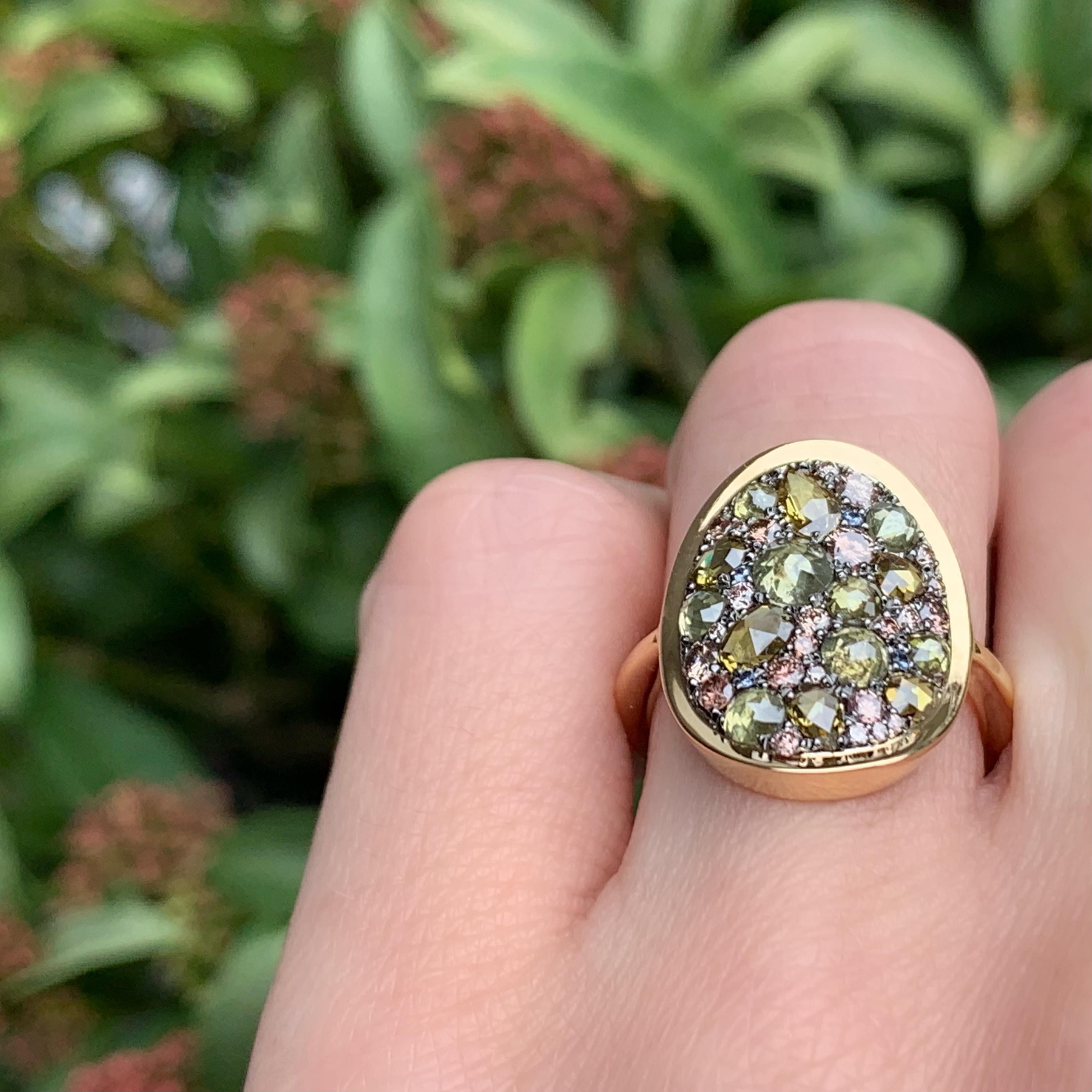 Fancy Olive Green Pink Diamond, Rose Cut & Briljant-Cut Diamond Pave Mosaic Ring In New Condition In Antwerp, BE