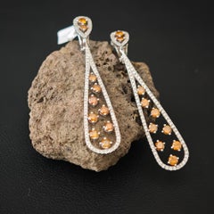 Orecchini con diamanti arancioni fantasia Peso totale in carati 4,69 ct in oro bianco