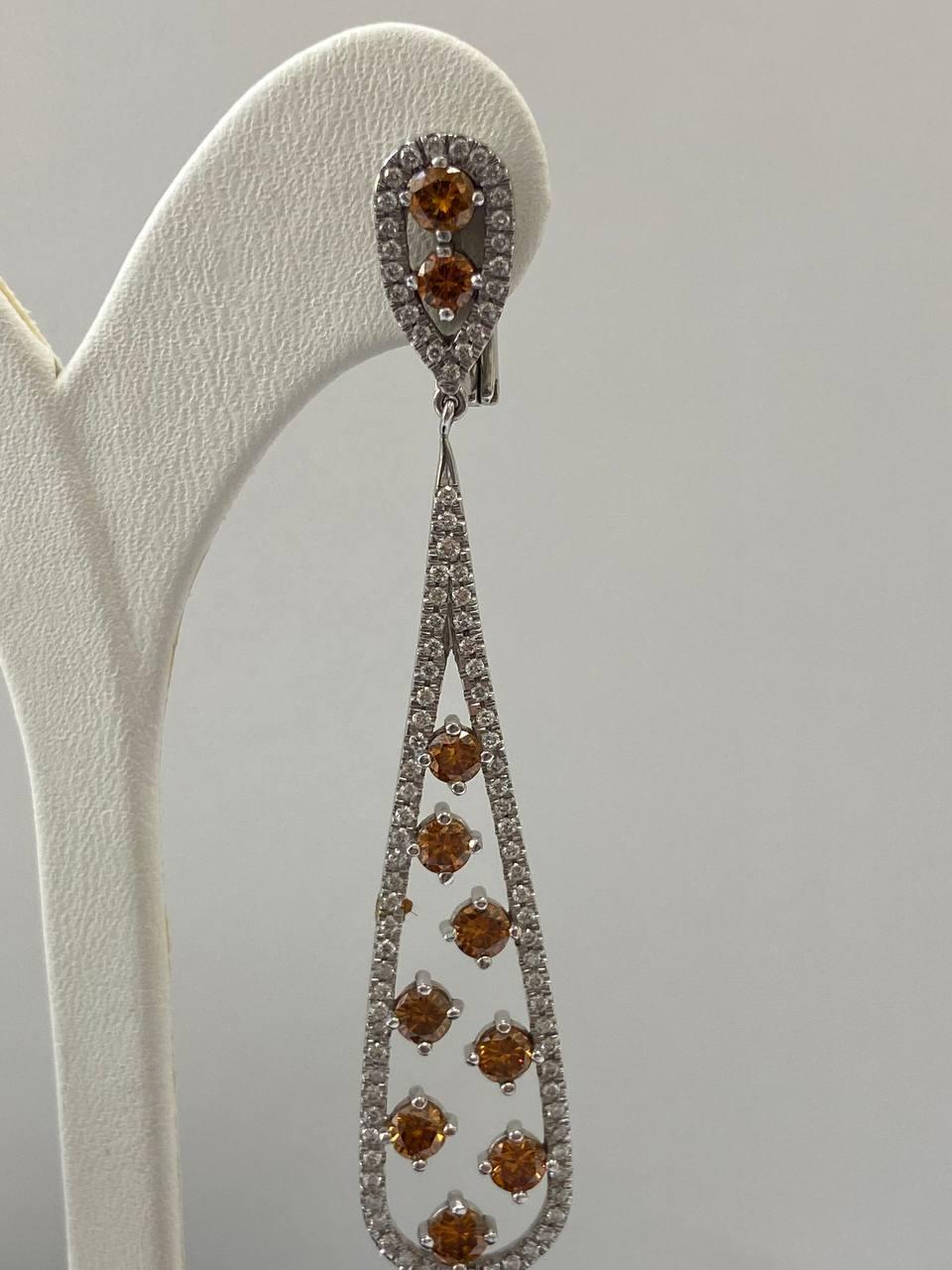 Ausgefallene orangefarbene Diamant-Ohrringe, Gesamtkaratgewicht 4,69 Karat in Weißgold (Rundschliff) im Angebot