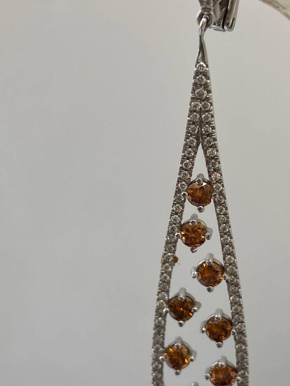 Fancy Orange Diamond Earrings Total Carat Weight 4.69 Ct in White Gold In New Condition For Sale In Ramat Gan, IL