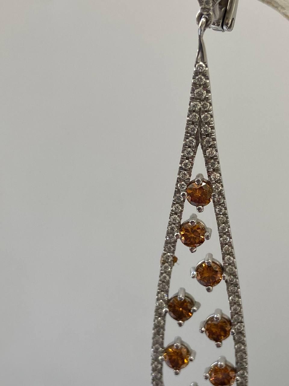 Boucles d'oreilles en or blanc avec diamants orange fantaisie d'un poids total de 4,69 carats Pour femmes en vente