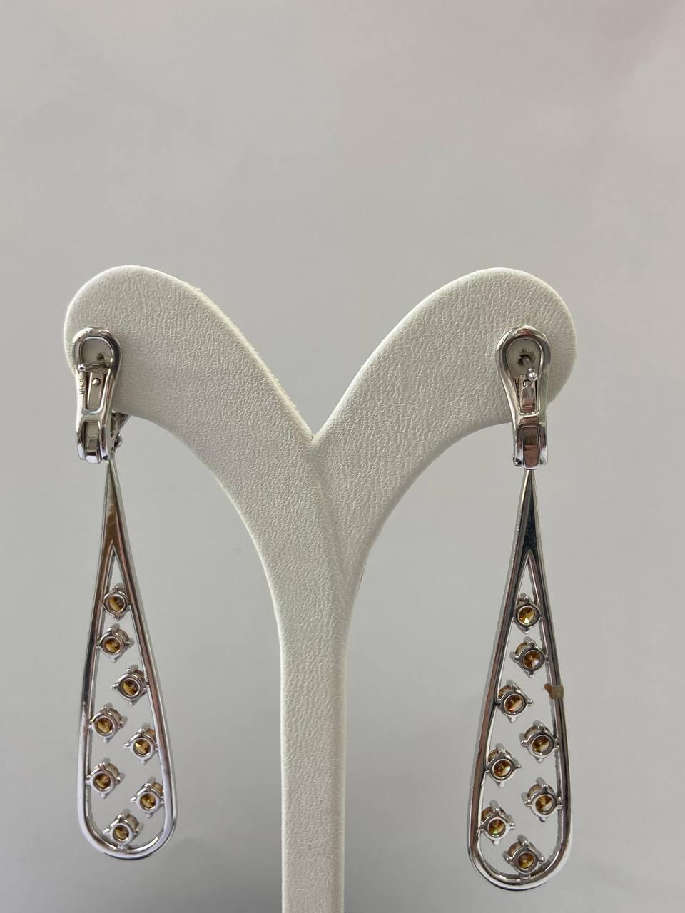 Boucles d'oreilles en or blanc avec diamants orange fantaisie d'un poids total de 4,69 carats en vente 1