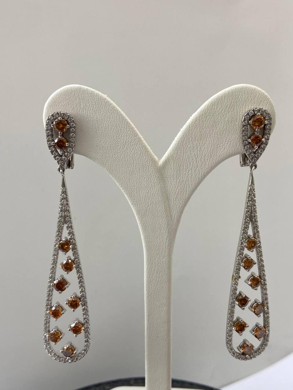 Boucles d'oreilles en or blanc avec diamants orange fantaisie d'un poids total de 4,69 carats en vente 3