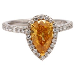 Anello con diamante giallo arancio e accenti di diamante rotondo