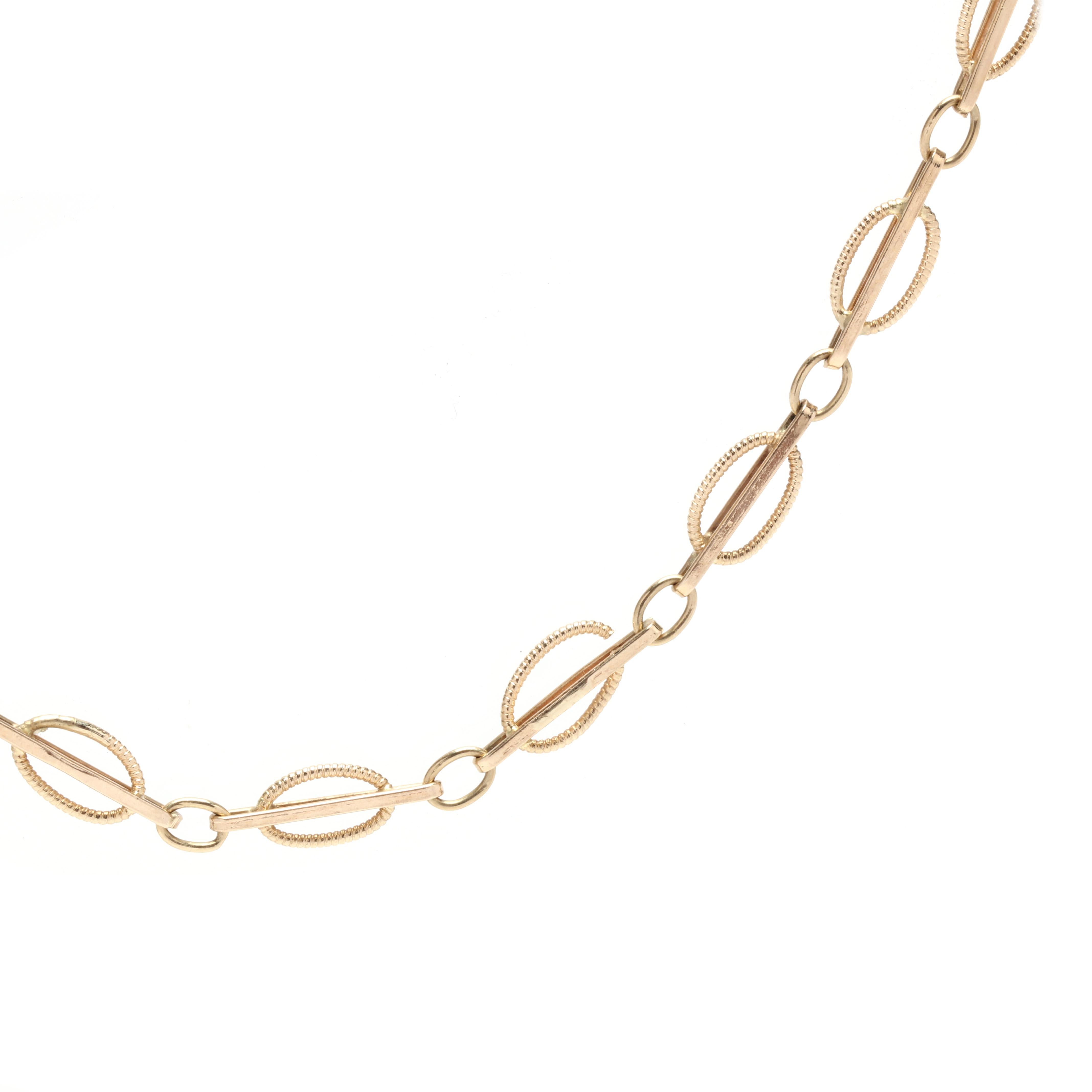 Ajoutez une élégance intemporelle à votre collection avec ce superbe collier de chaîne à maillons ovales fantaisie vintage, réalisé en or jaune 14k. Ce collier de 24,5 pouces présente un maillon ovale unique et complexe qui respire la sophistication