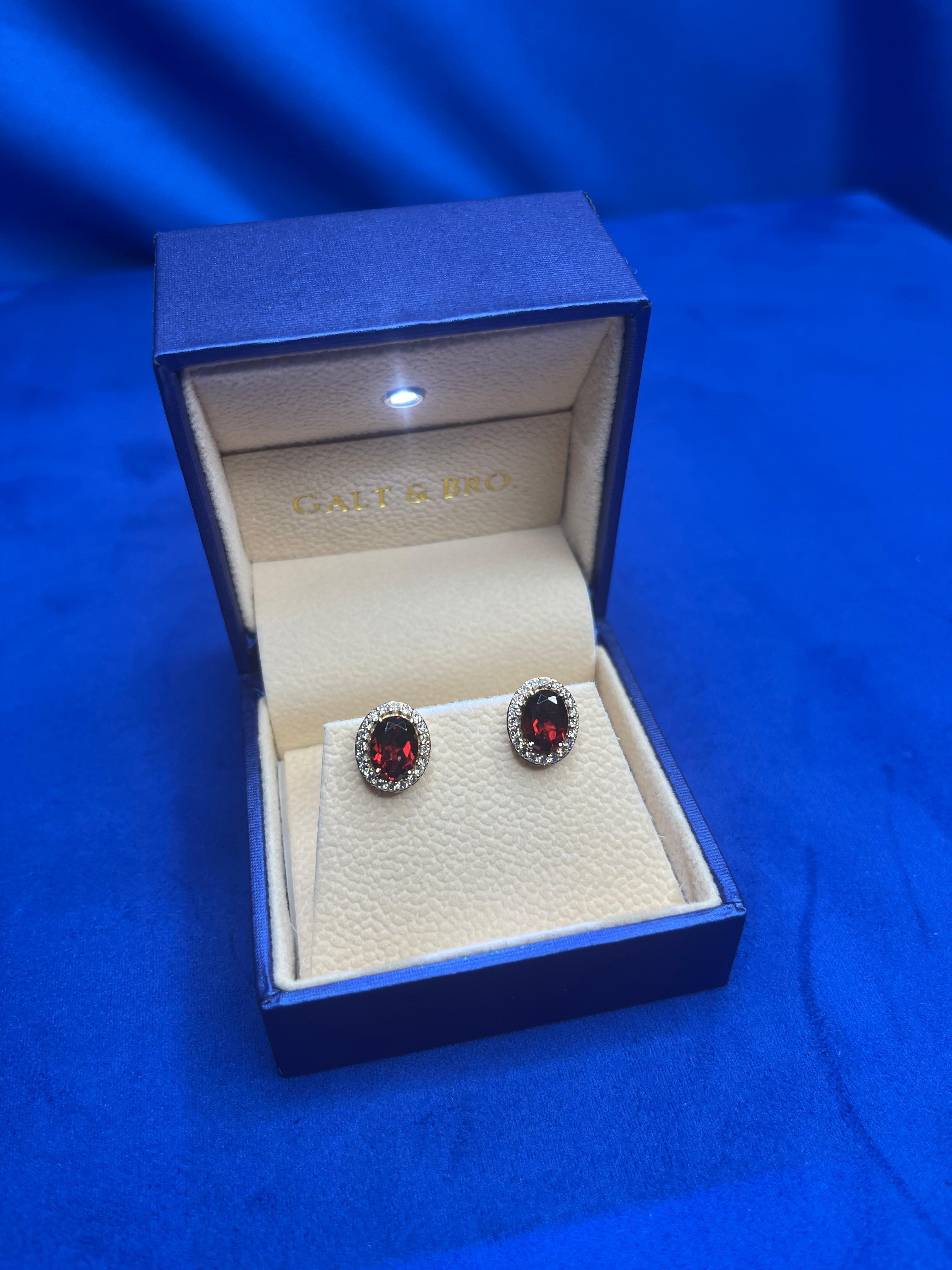 Taglio ovale Orecchini ovali in oro rosa 18 carati con granato rosso e diamante a raggiera in vendita